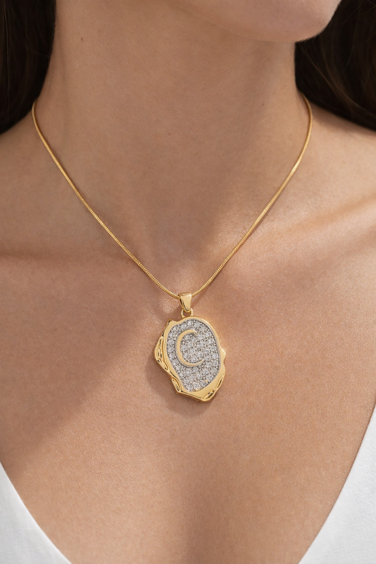 Altın Renk C Harf Taş Detaylı Çelik Kolye