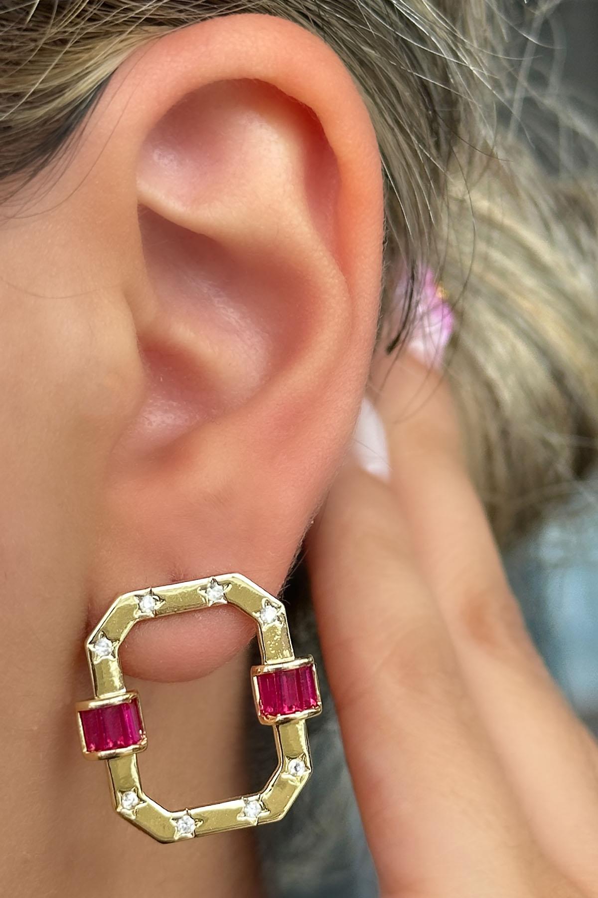 Altın Renk Pembe Taş Detaylı Küpe (Çift)