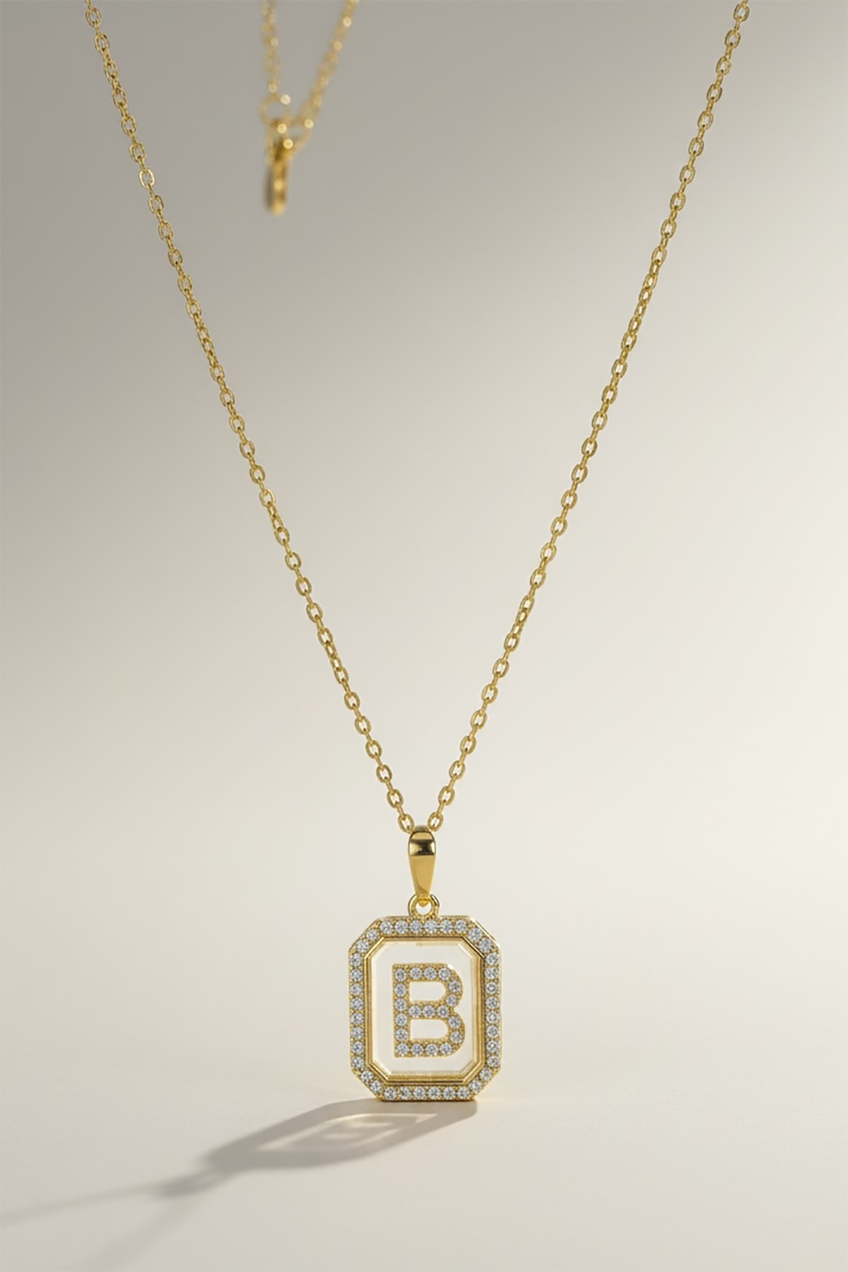 Altın Renk B Harf Taş Detaylı Çelik Kolye