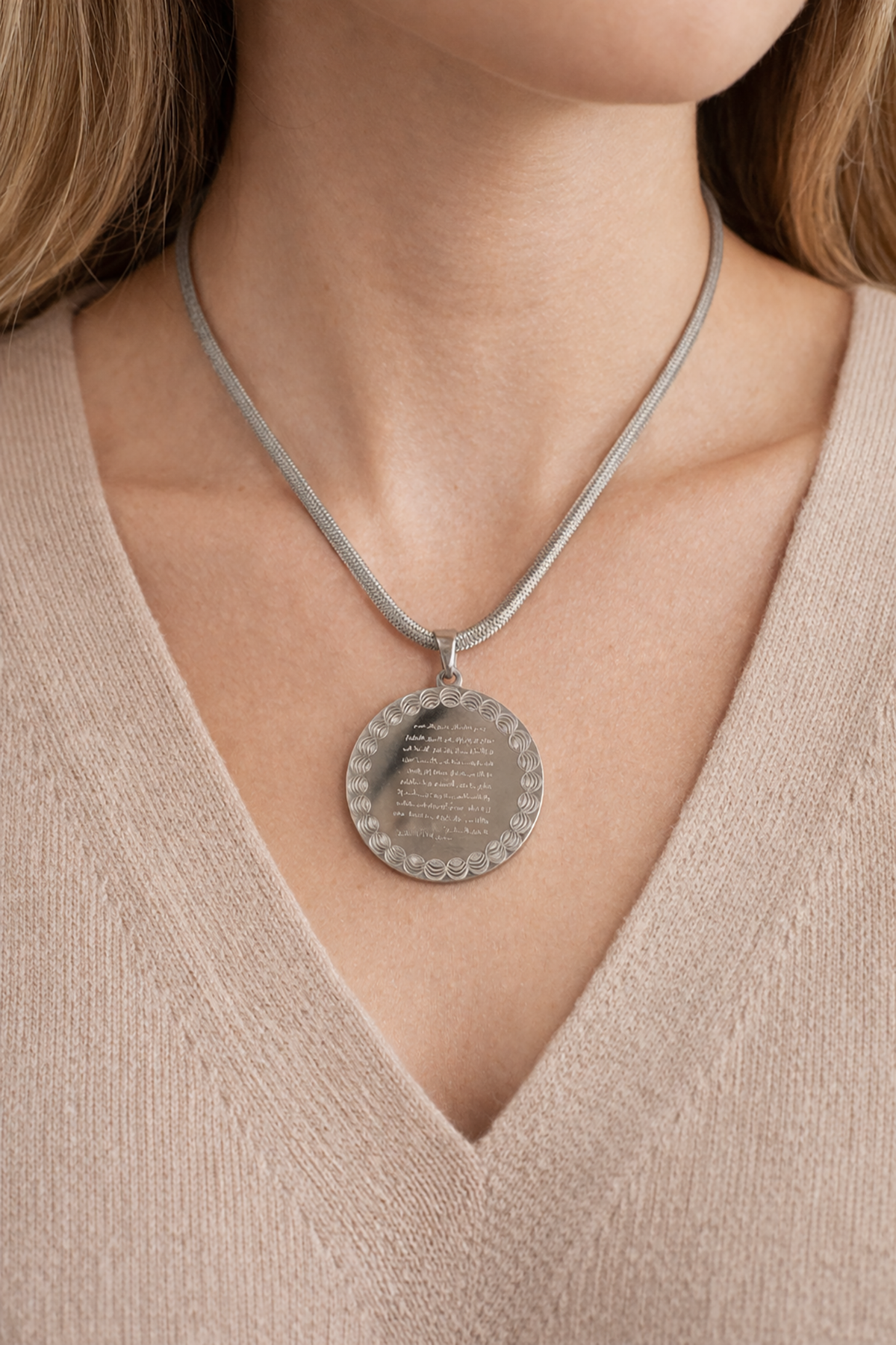 Gümüş Renk Ayet Yazılı Çelik Kolye