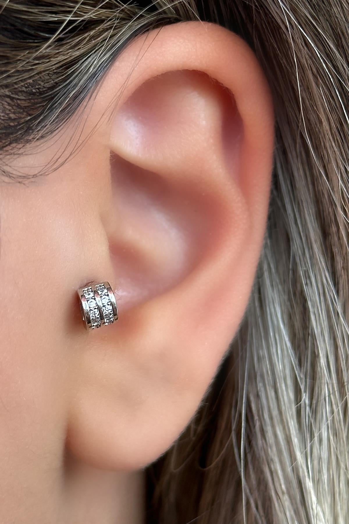 Gümüş Renk Taş Detaylı Çelik Tragus/Kıkırdak Küpe/Piercing (Tek)