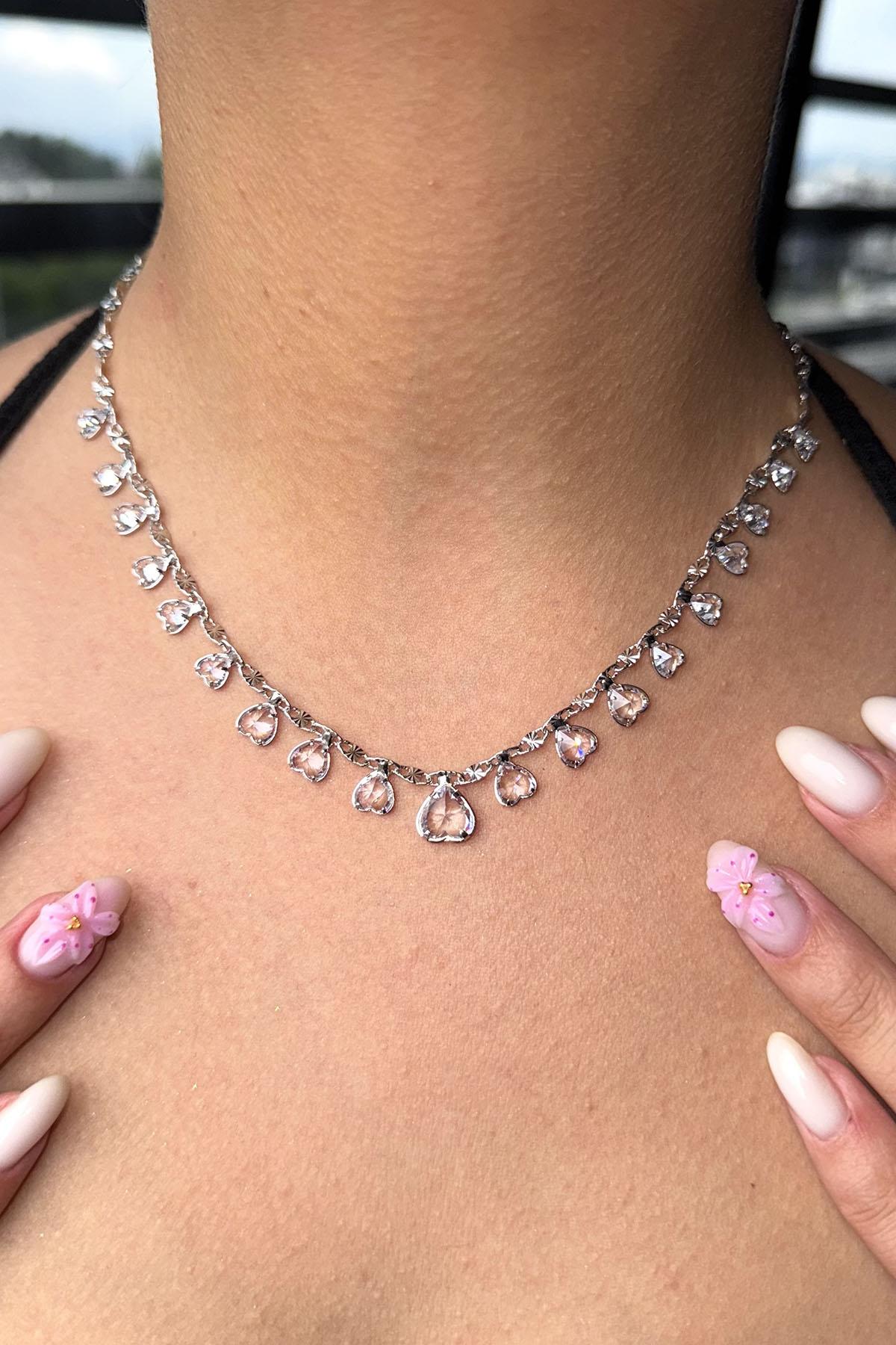 Gümüş Renk Taş Detaylı Kolye