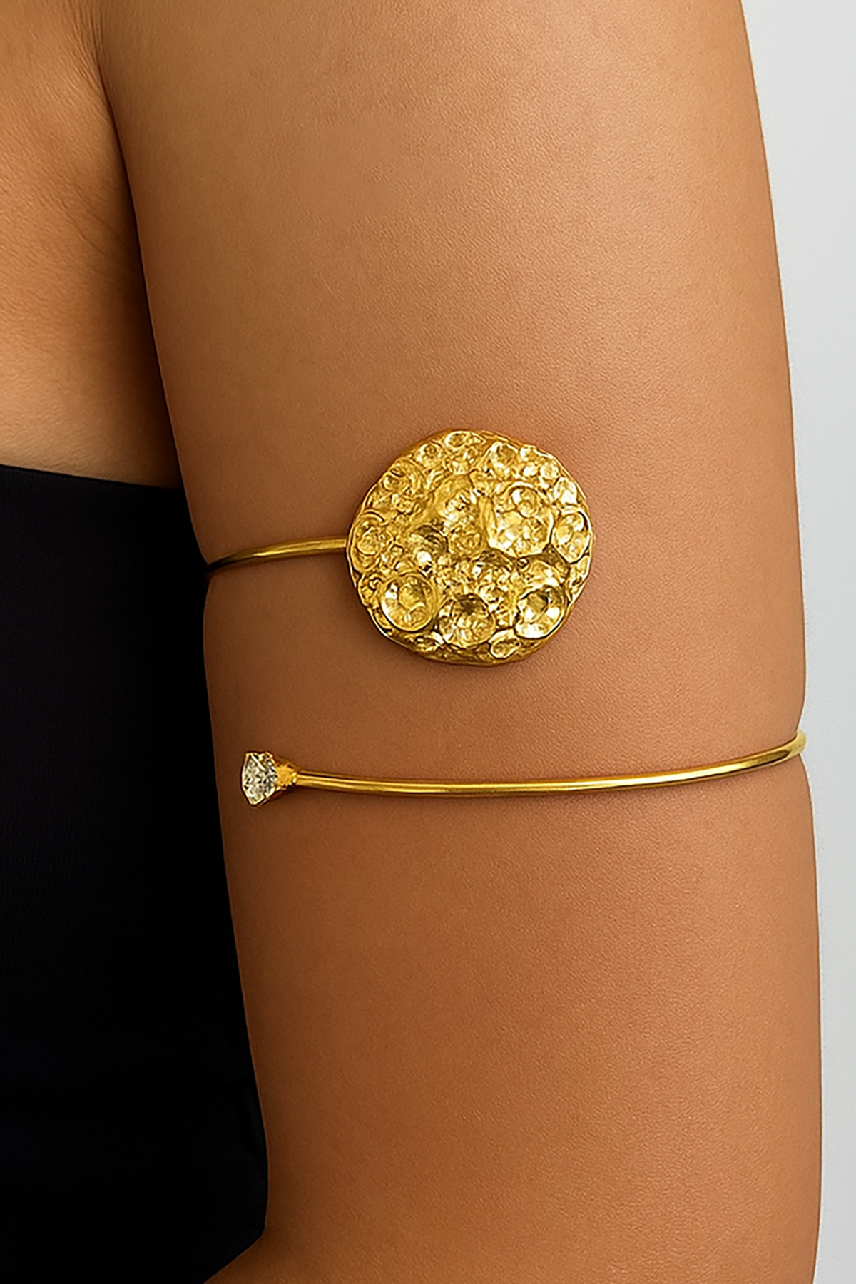 Altın Renk Taş Detaylı Tasarım Bileklik Kol Aksesuarı