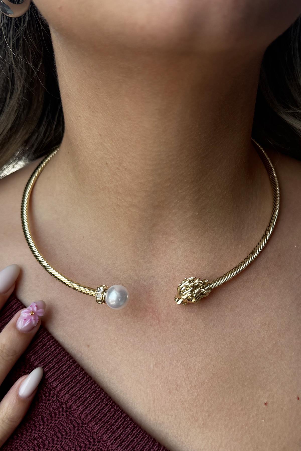 Altın Renk Aslan Figürlü İnci Detaylı Metal Choker Kolye