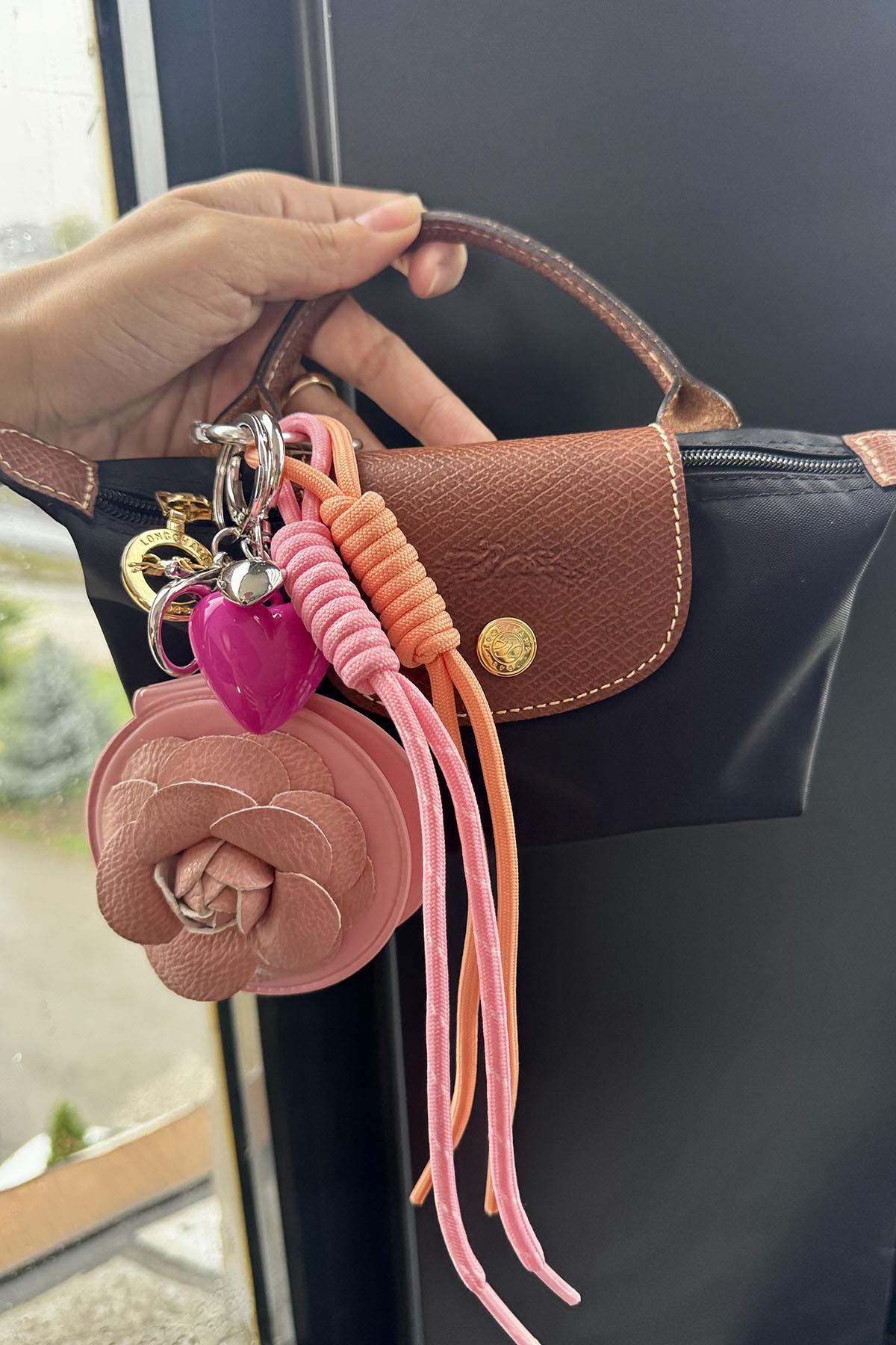 Pembe Renk Çiçek Ve Kalp Figürlü Ayna Detaylı Çanta Charm/ Anahtarlık