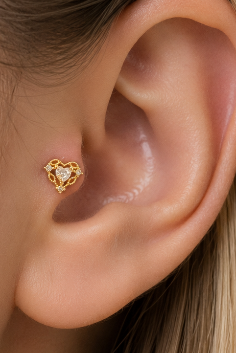 Altın Renk Kalp Figürlü Taşlı Cerrahi Çelik Tragus/Kıkırdak Küpe/Piercing (Tek)