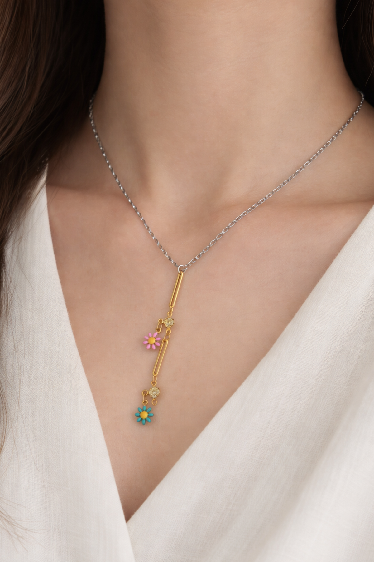 Gümüş Ve Altın Renk Çiçek Figürlü Çelik Kolye