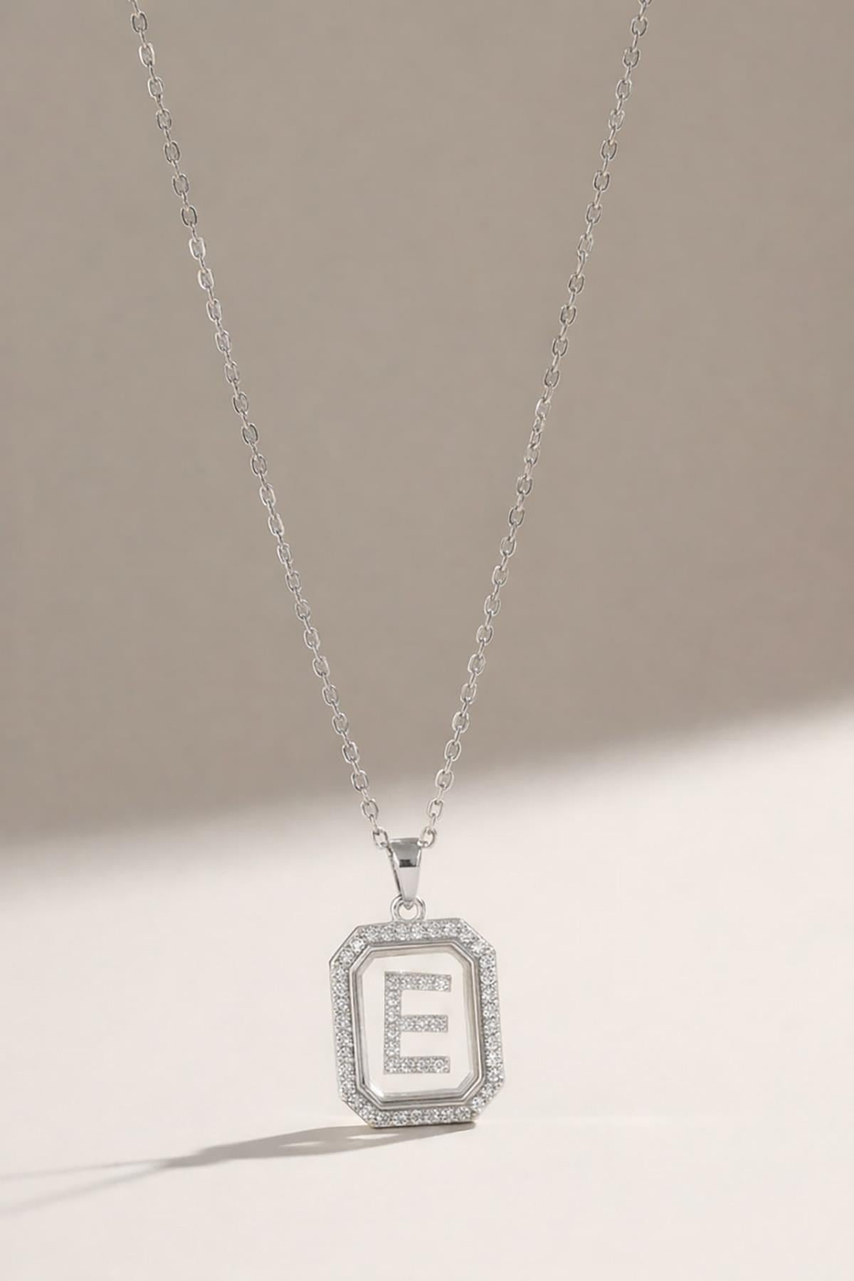 Gümüş Renk E Harf Taş Detaylı Çelik Kolye