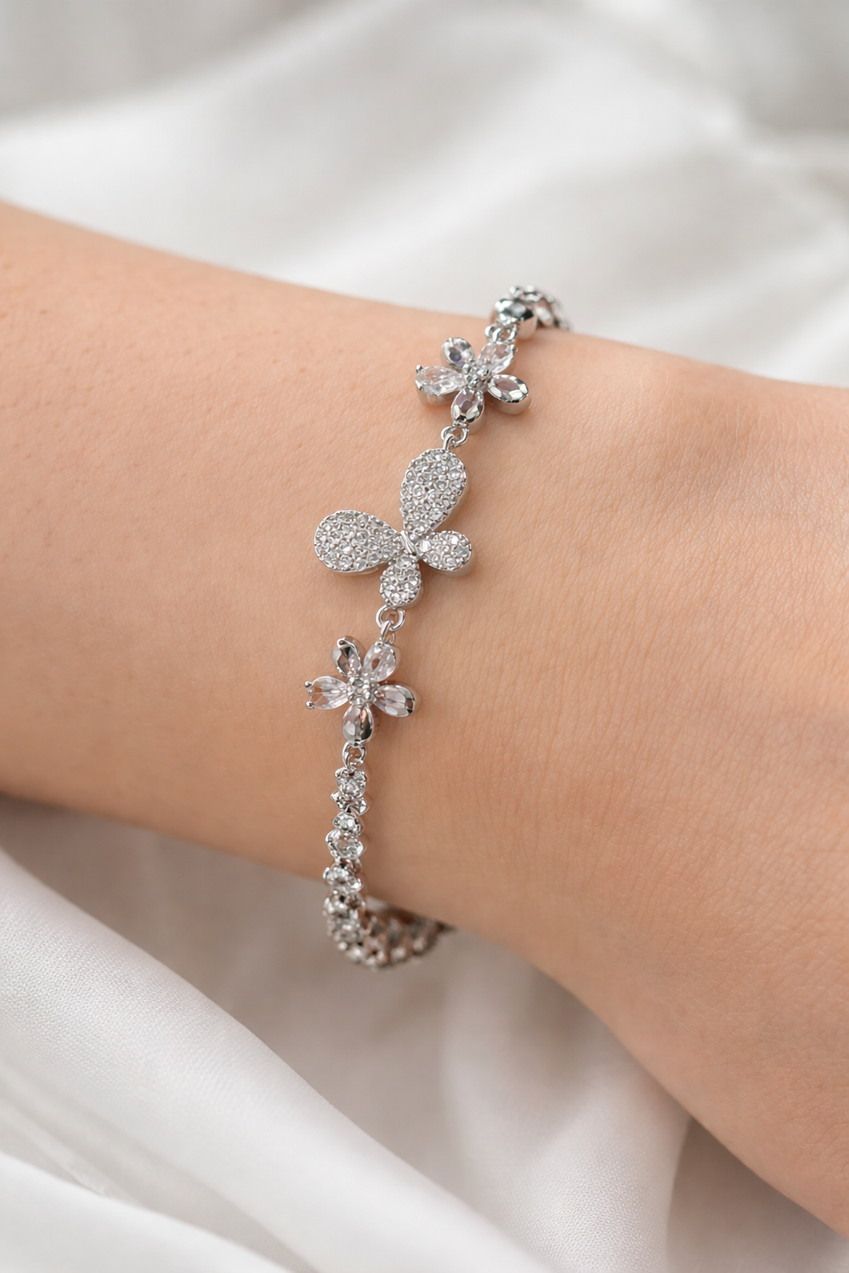 Gümüş Renk Kelebek Figürlü Taş Detaylı 14K Altın Kaplama CM Bileklik