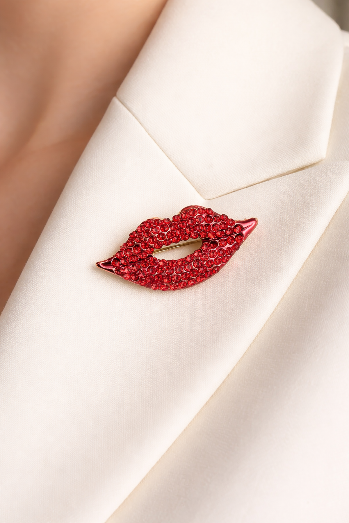 Kırmızı Renk Dudak Figürlü Taşlı Broş  