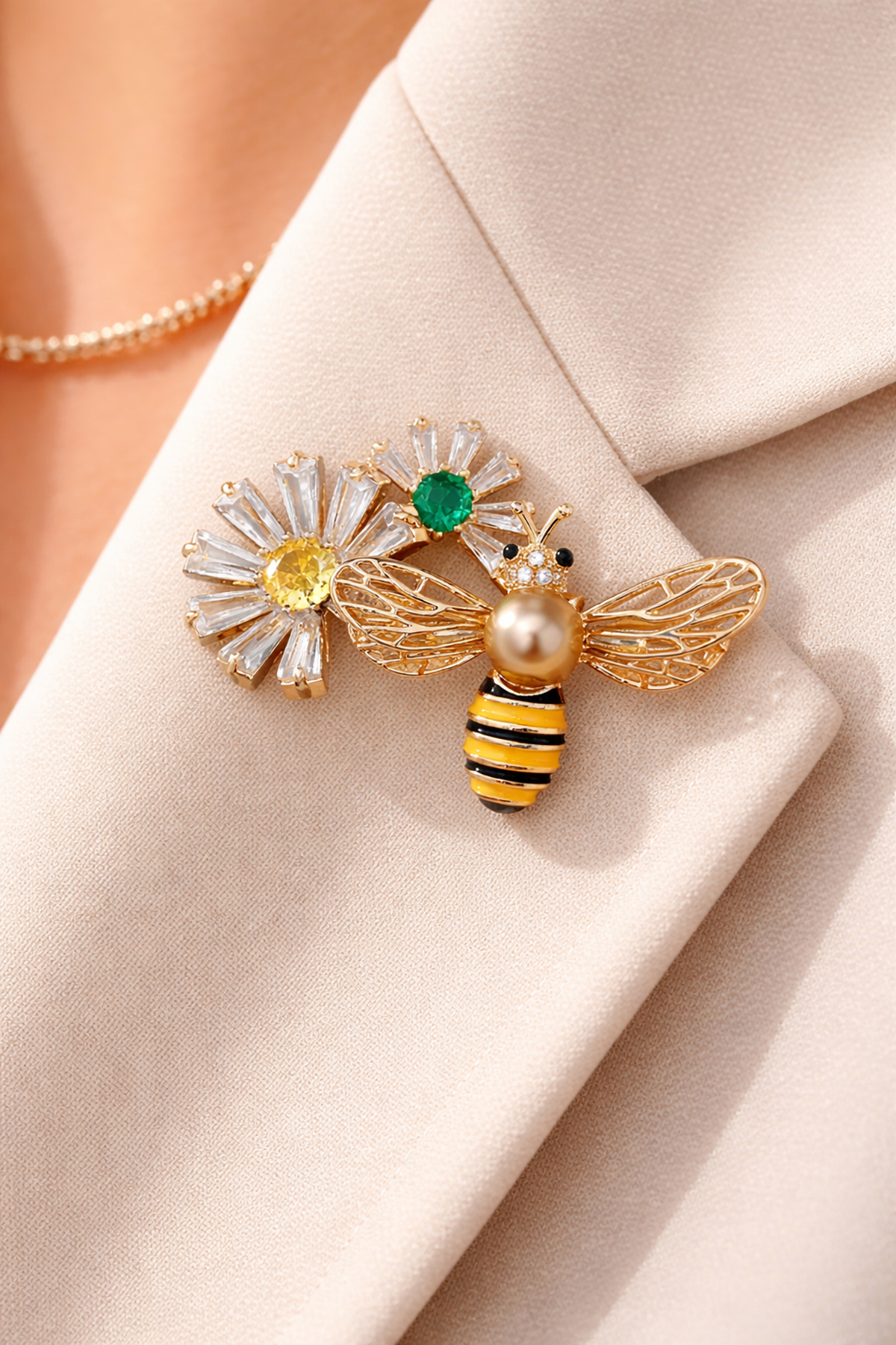 Karışık Renk Arı Ve Çiçek Figürlü Taşlı Broş  