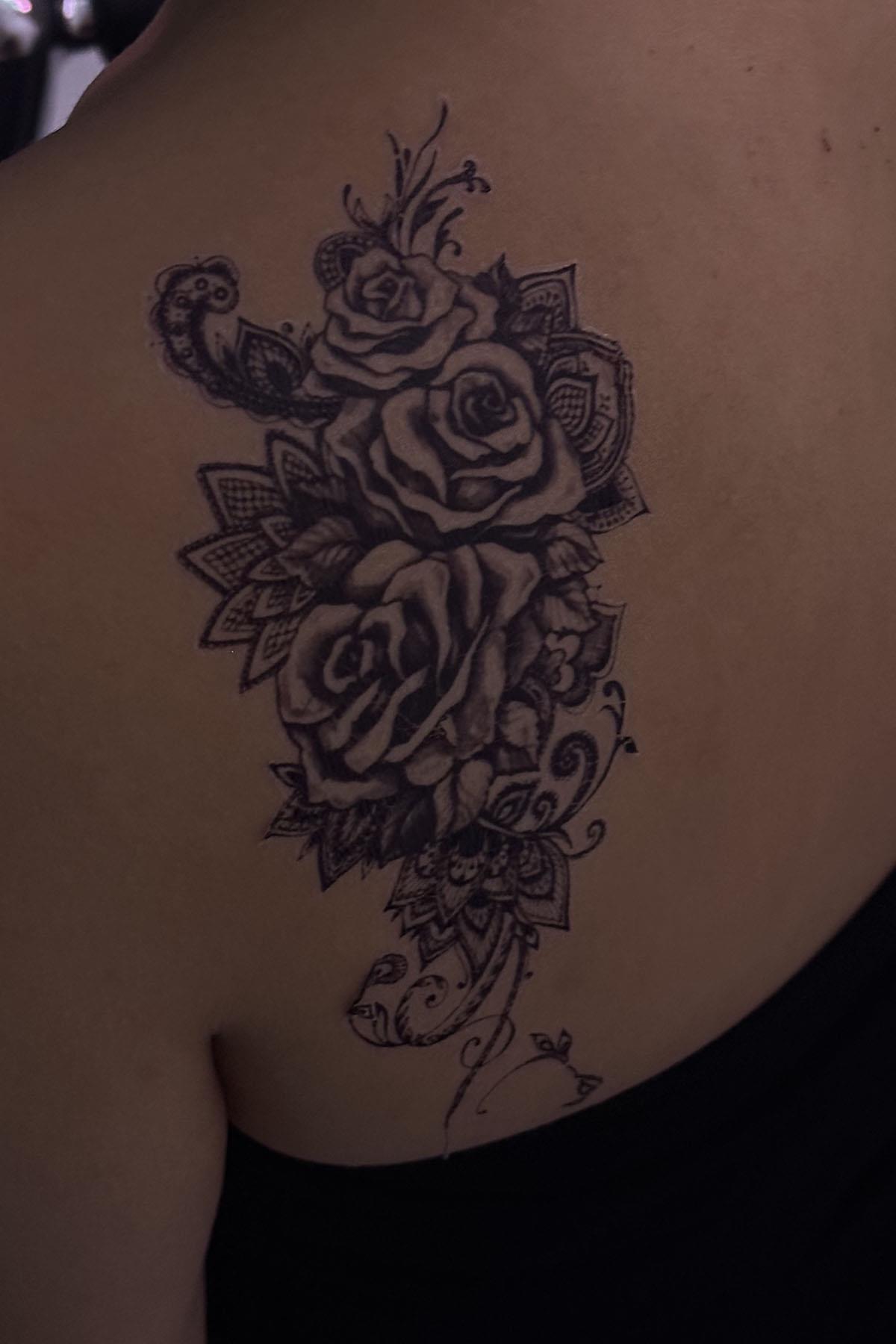 Geçici Çiçek Figürlü Dövme Tattoo