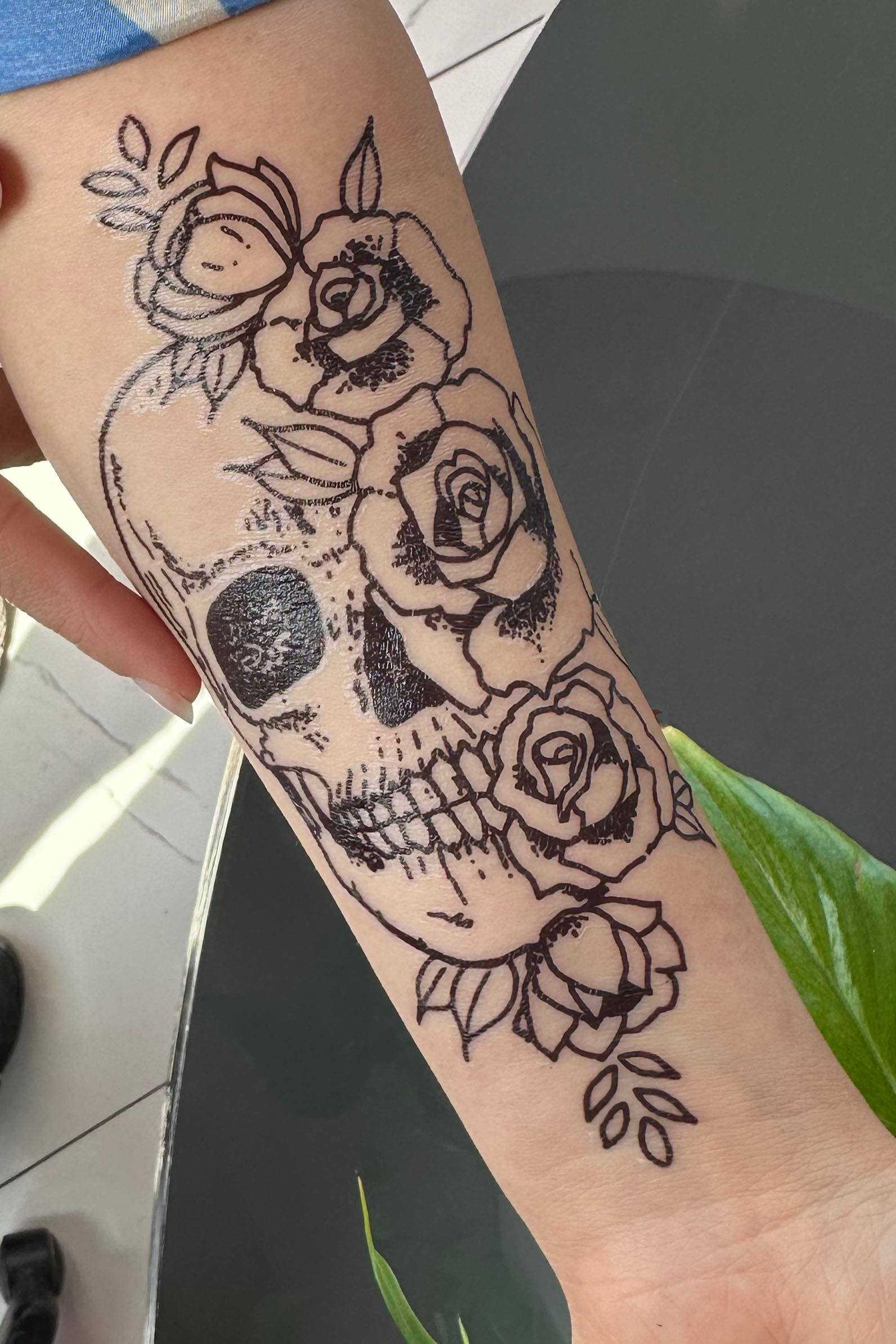 Geçici Kuru Kafa Ve Gül Figürlü Dövme Tattoo