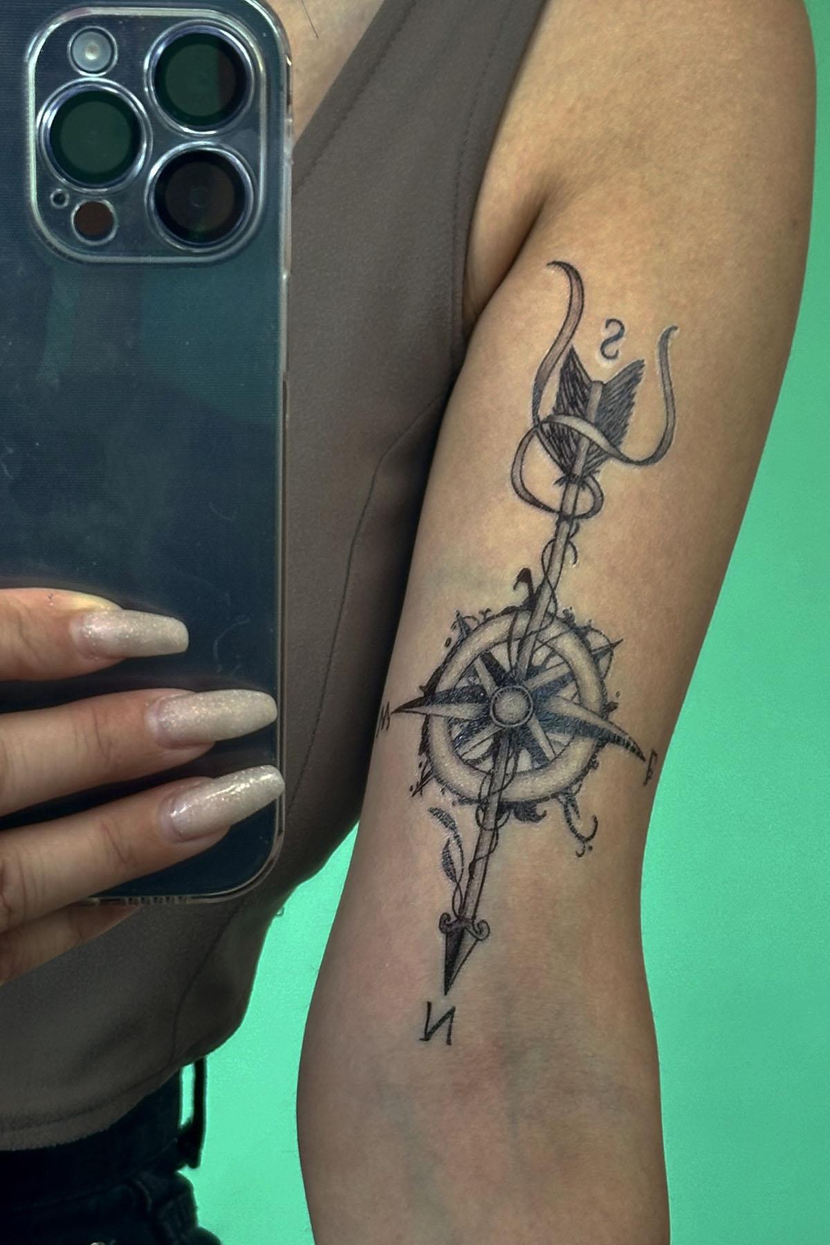 Geçici Pusula Figürlü Dövme Tatto