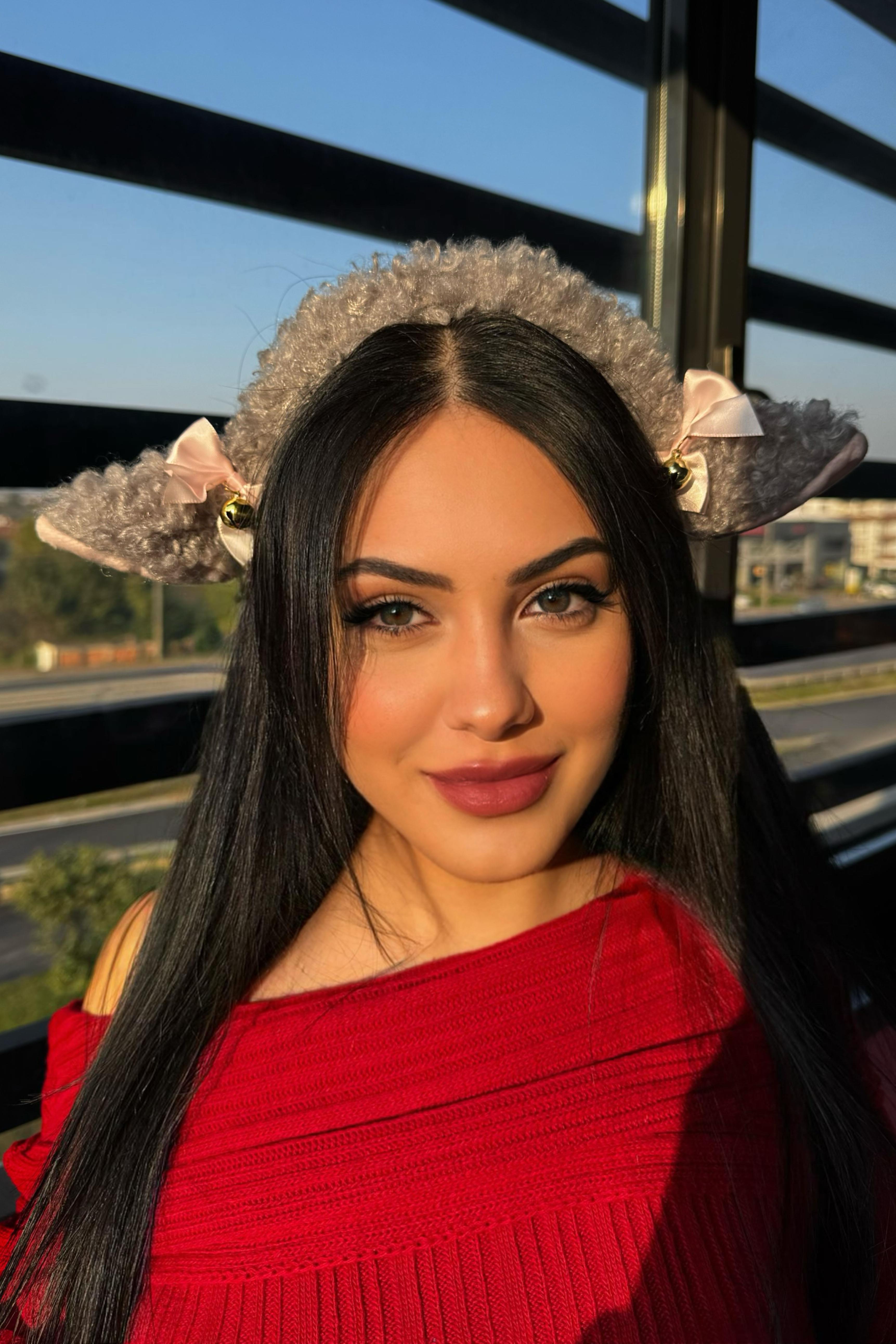 Gri Renk Peluş Zil Detaylı Kuzu Kulağı Taç 