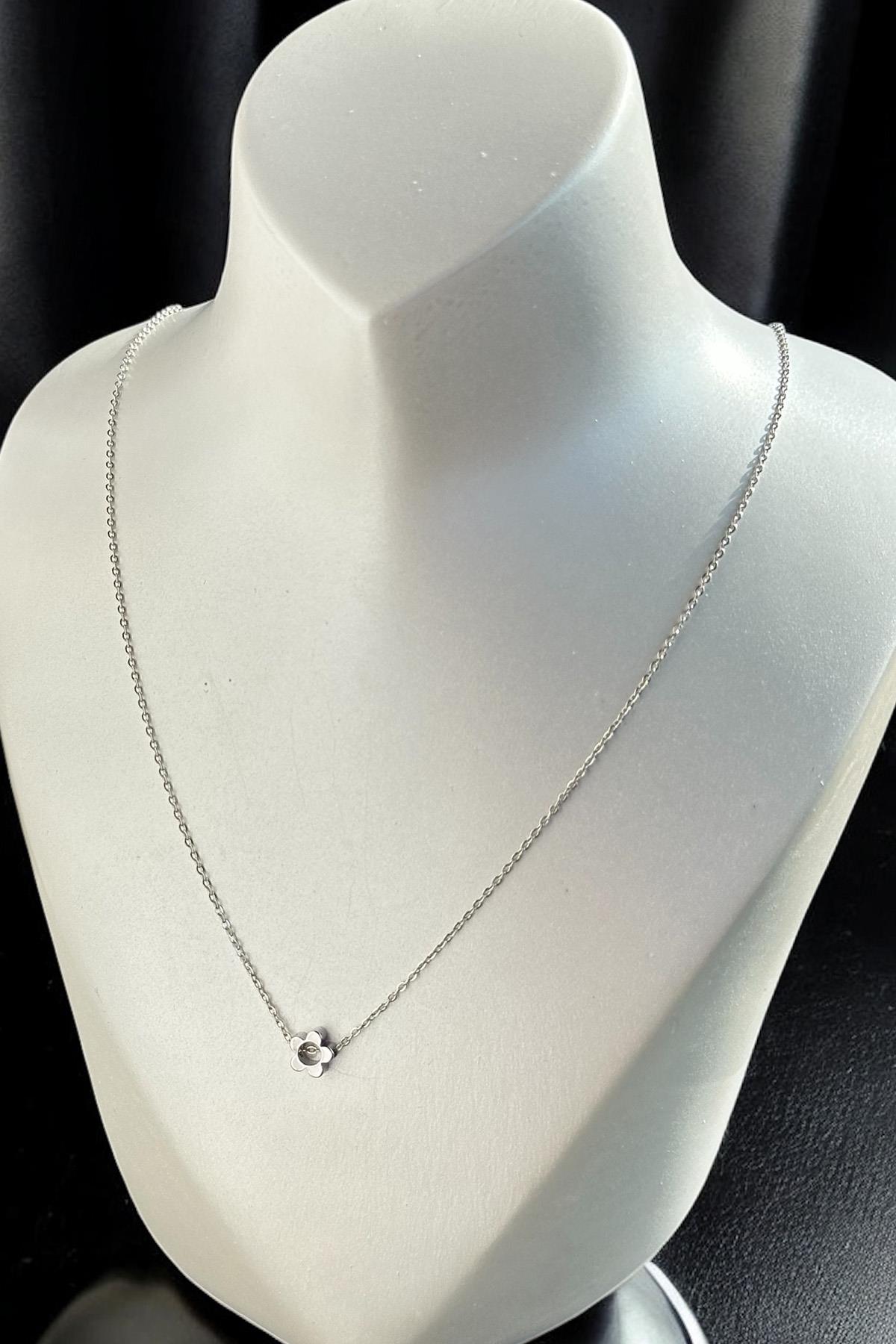 Gümüş Renk Çiçek Figürlü Kolye