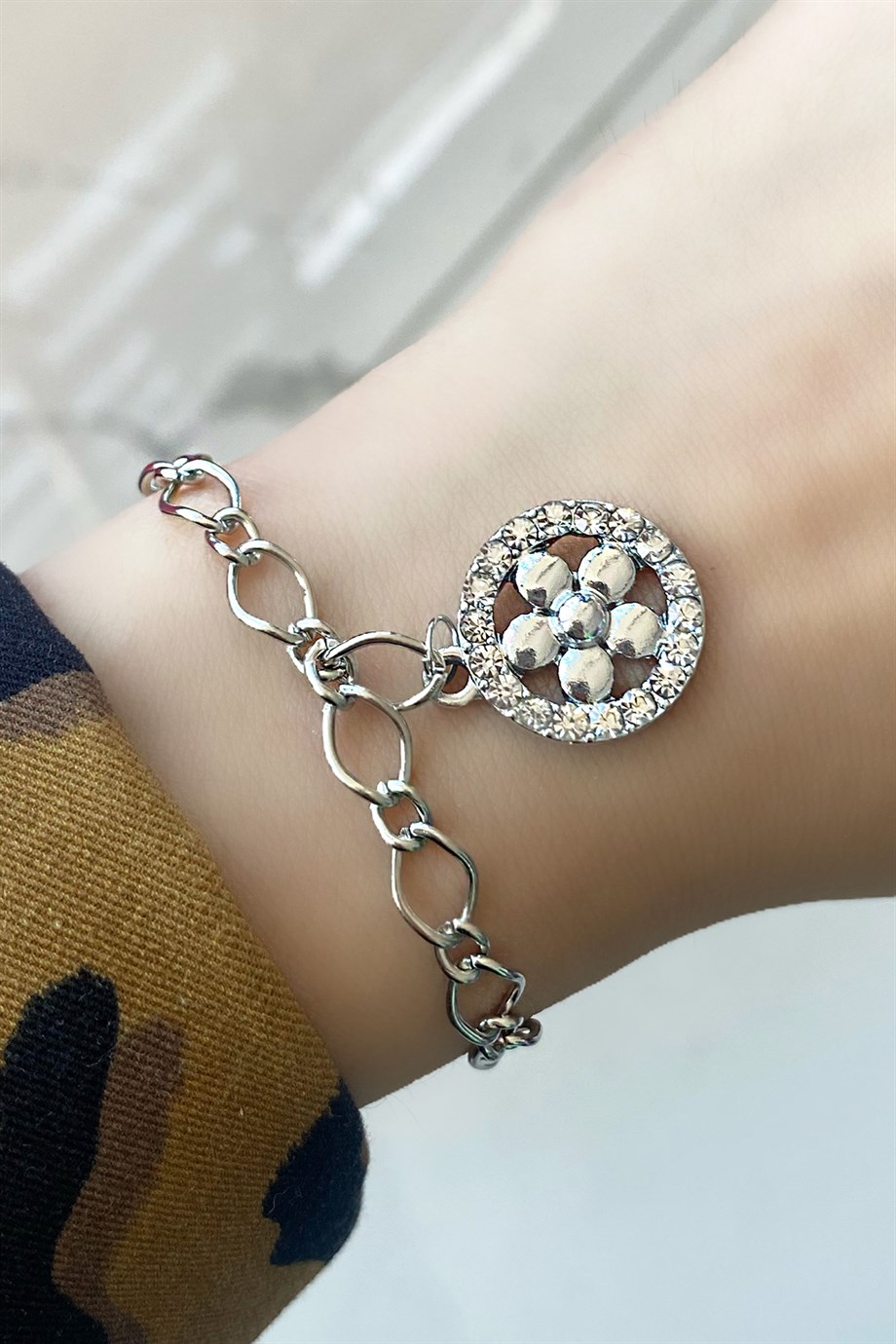 Gümüş Renk Çiçek Motif Detaylı Zincir Bileklik 
