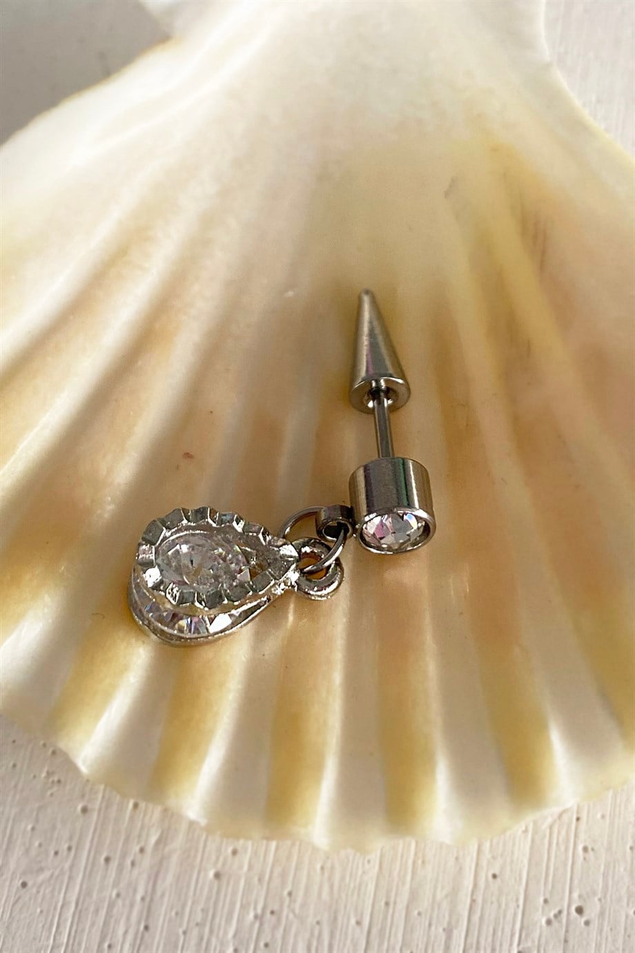 Gümüş Renk Damla Taşlı Çelik Piercing (Tek)