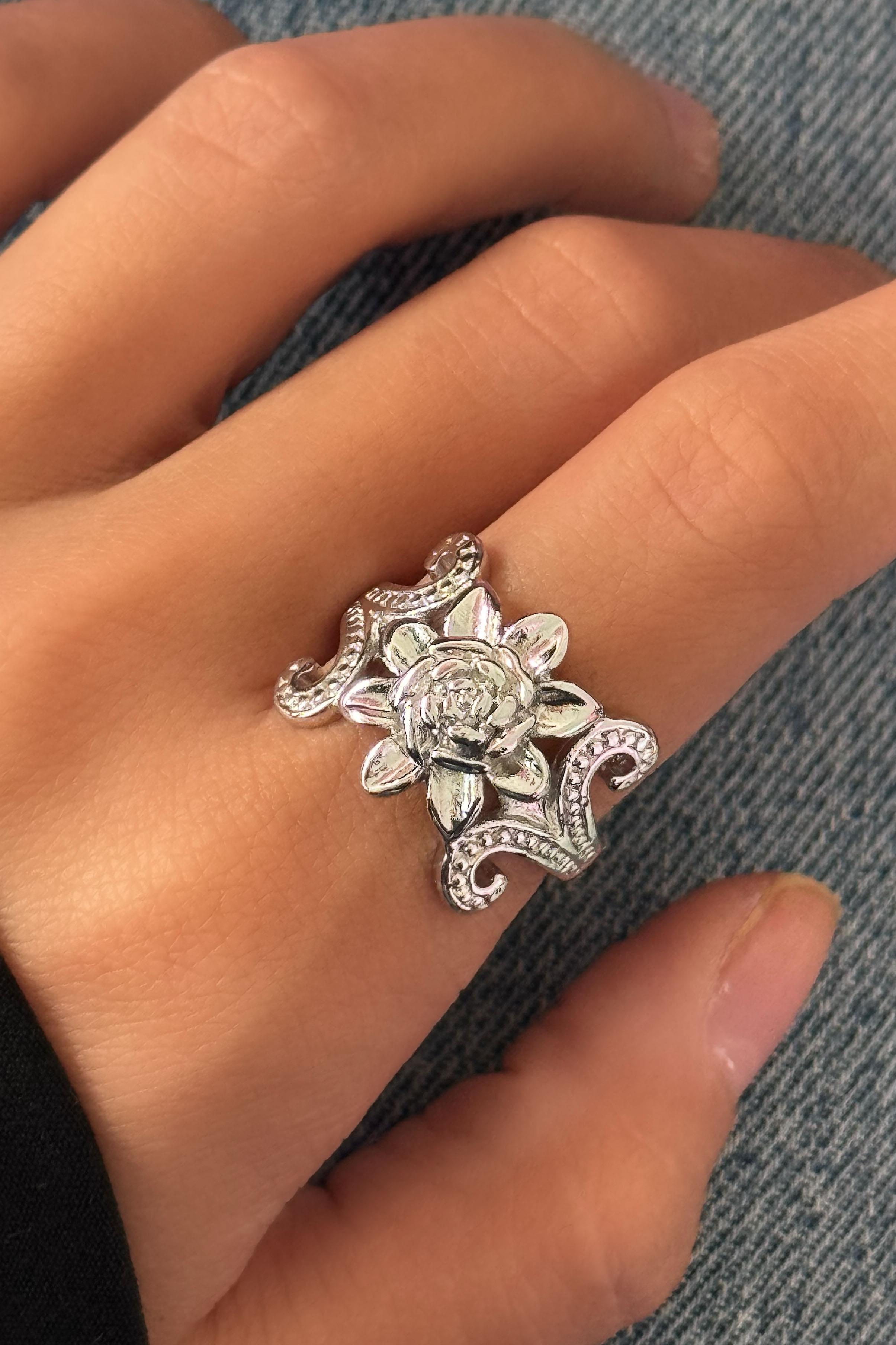 Gümüş Renk Gül Figürlü Metal Ayarlanabilir Yüzük