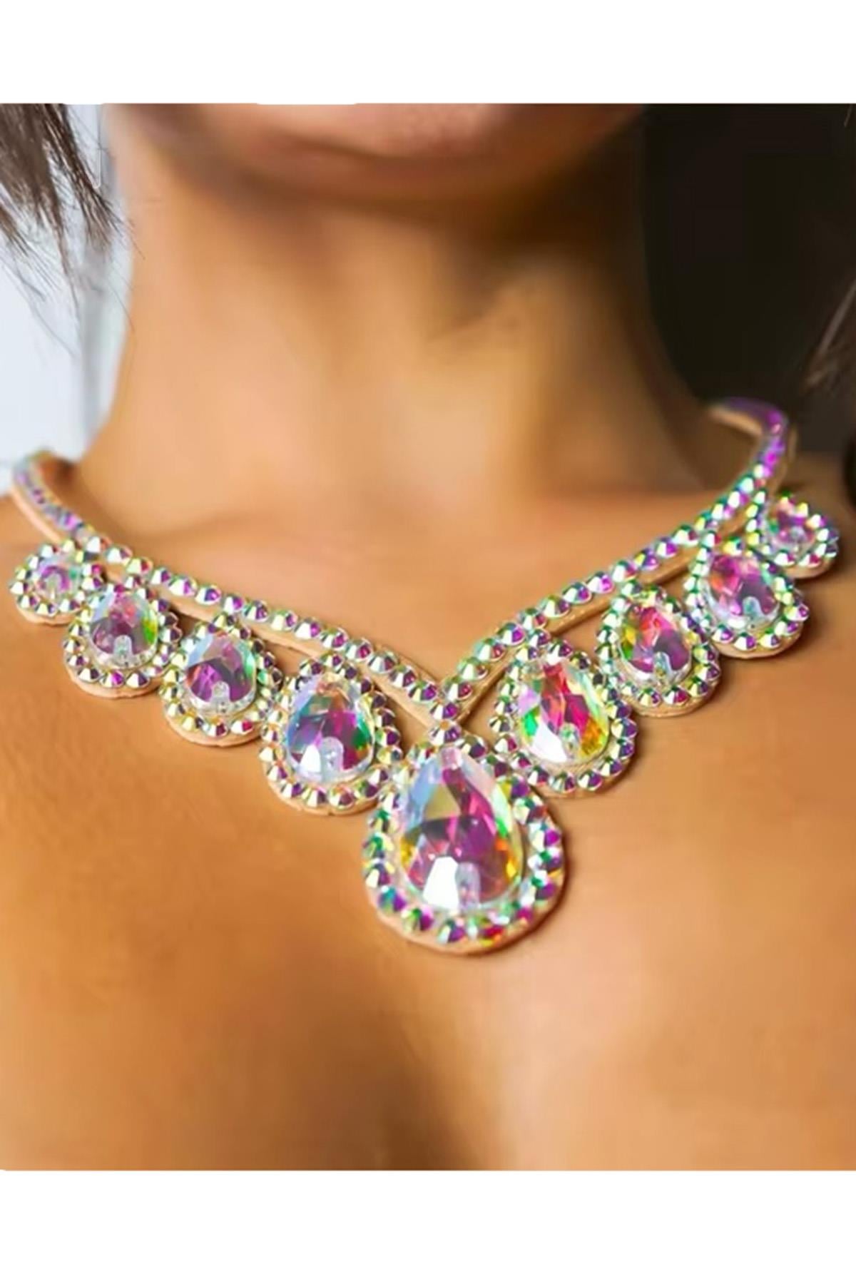 Gümüş Renk Hologram Taş Detaylı Tasarım Kolye