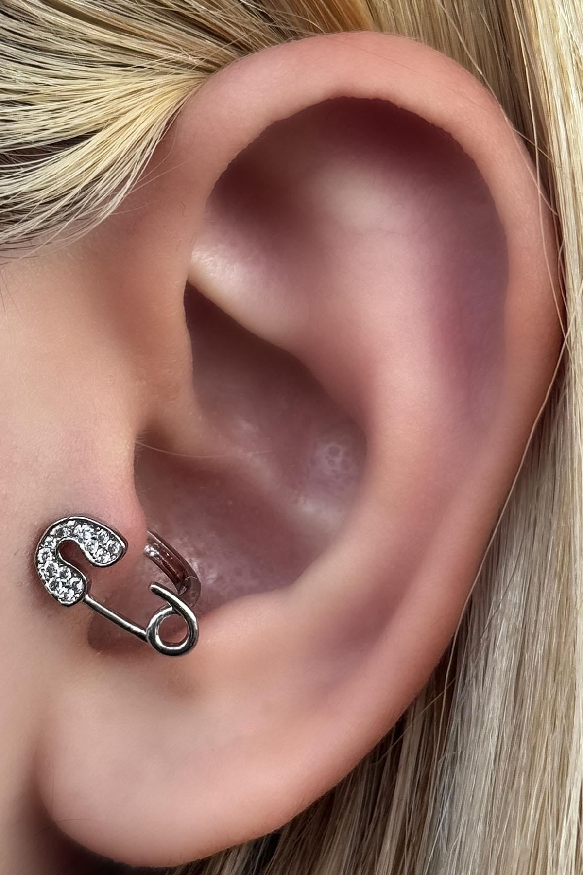 Gümüş Renk İğne Figürlü Taş Detaylı Cerrahi Çelik Halka Tragus/Kıkırdak Küpe/Piercing (Tek)