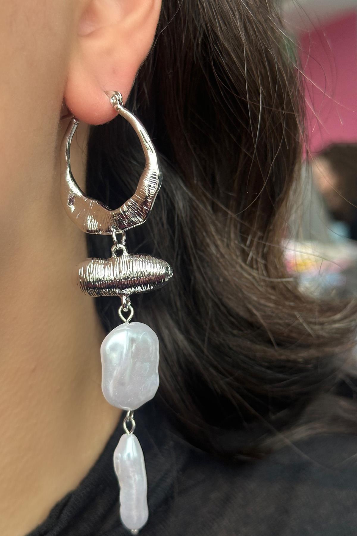 Gümüş Renk İnci Detaylı Metal Küpe (Çift)