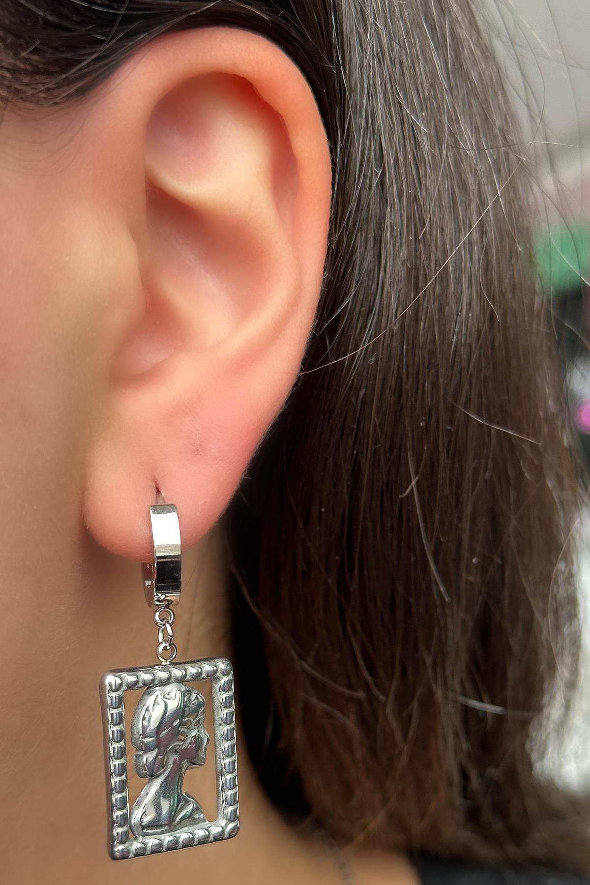 Gümüş Renk Kadın Figürlü Çelik Küpe (Çift)