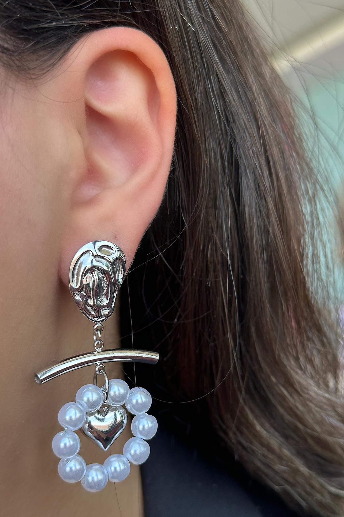 Gümüş Renk Kalp Figürlü İnci Detaylı Çelik Küpe (Çift)