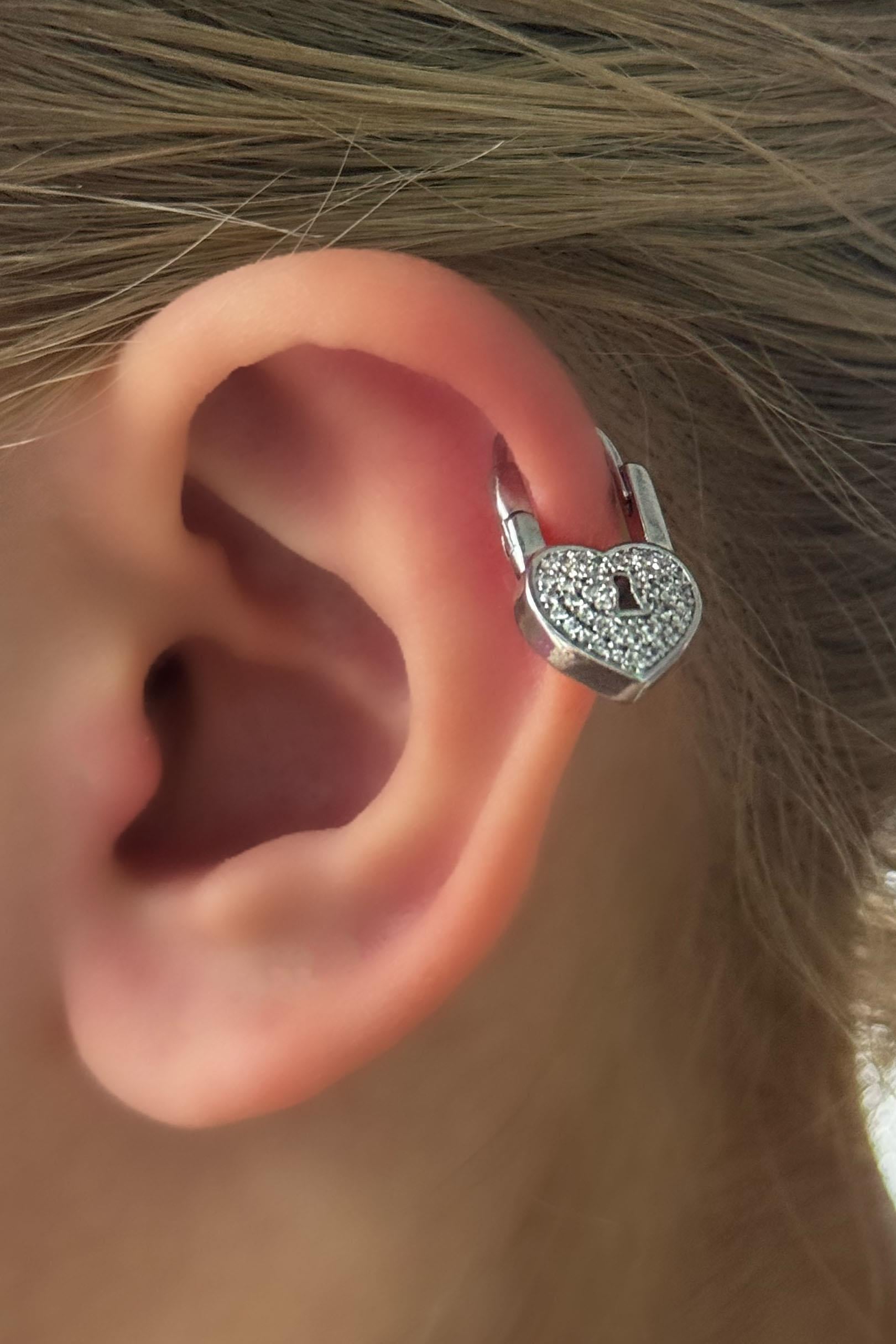 Gümüş Renk Kalp Figürlü Kilit Detaylı Cerrahi Çelik Tragus/Kıkırdak Küpe (Tek)