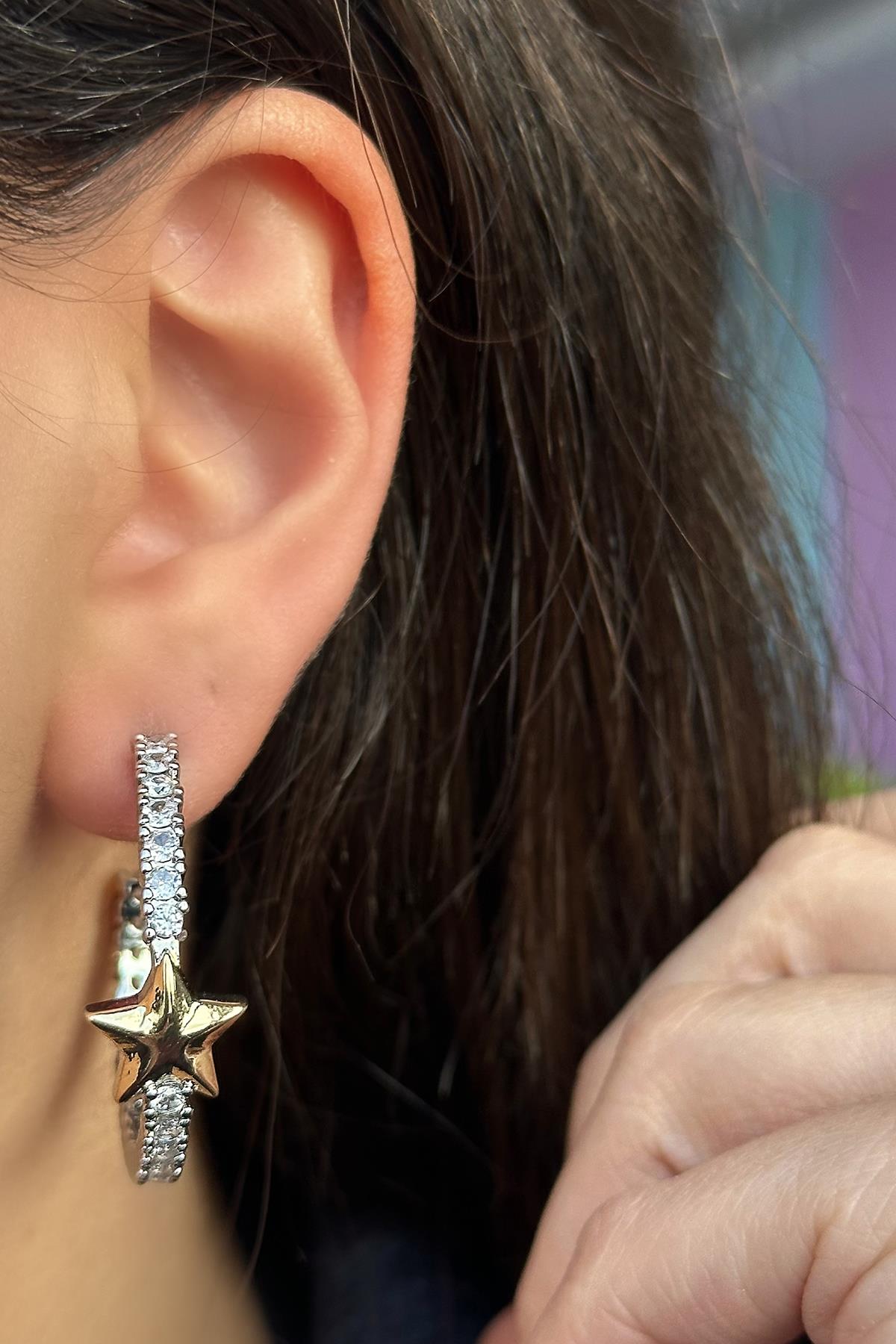 Gümüş Renk Kalp Figürlü Taş Detaylı Halka Küpe (Çift)