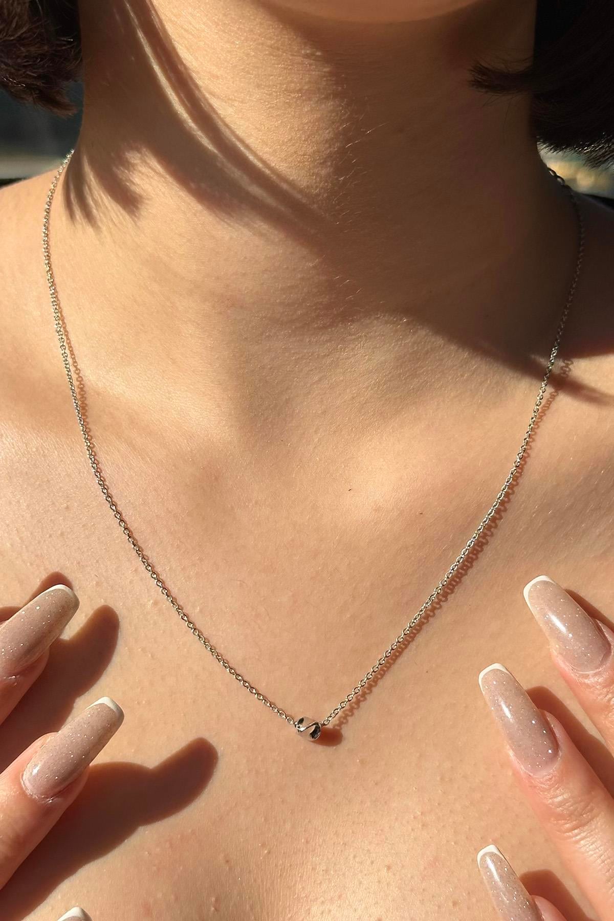 Gümüş Renk Top Detaylı Kolye