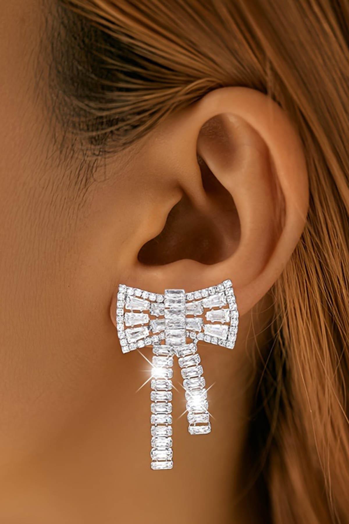 Gümüş Renk Kurdele Figürlü Taş Detaylı Küpe (Çift)