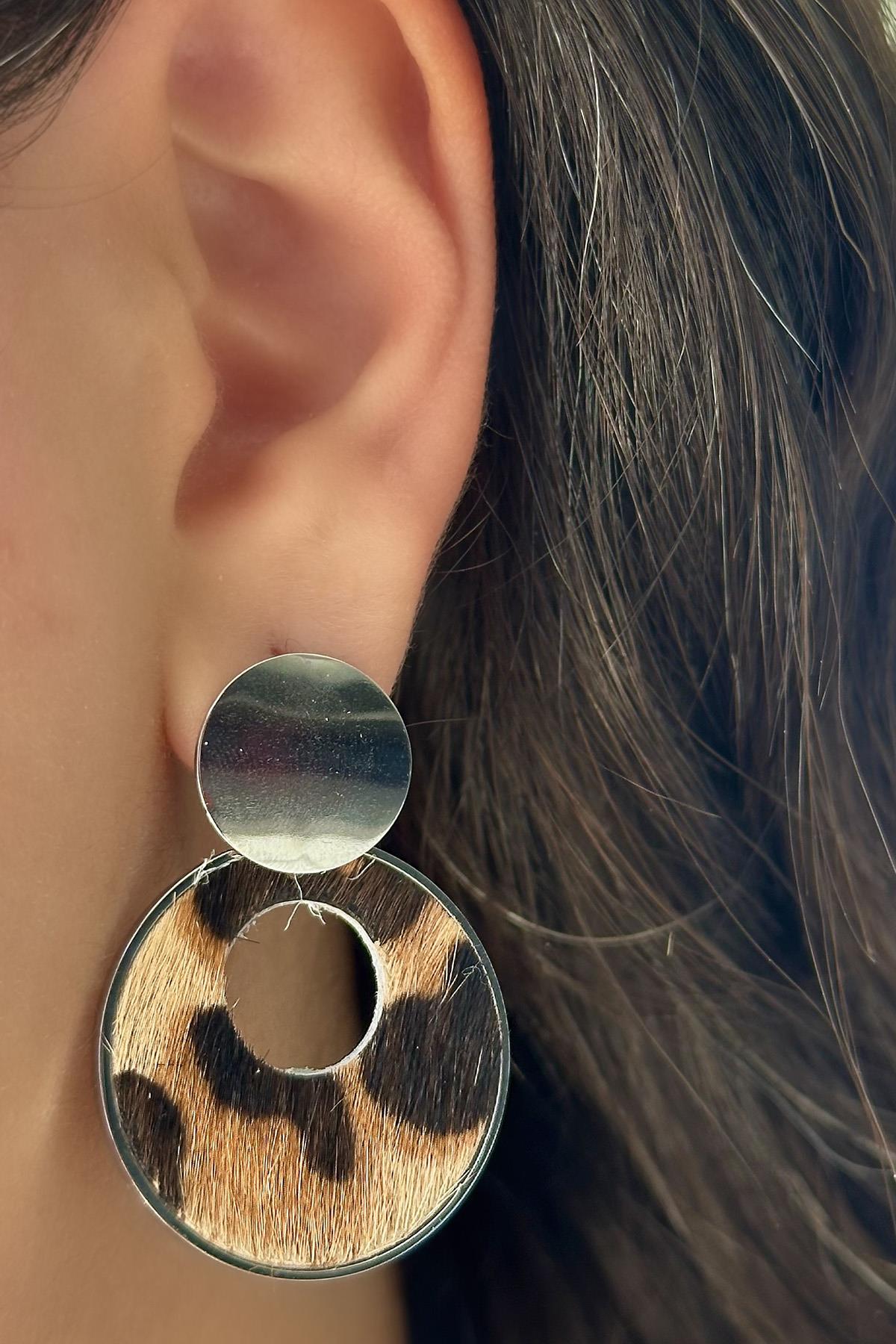 Gümüş Renk Leopar Detaylı Çelik Küpe (Çift)