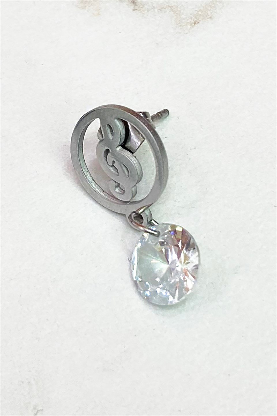 Gümüş Renk Sol Anahtarı Figürlü Kıkırdak Küpe