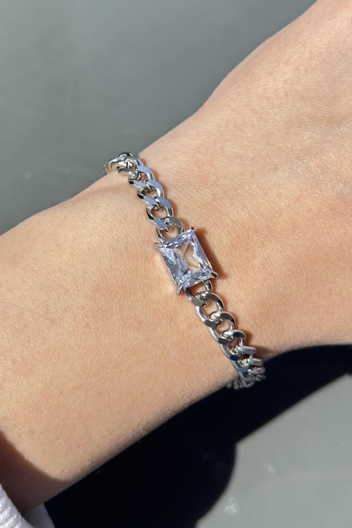 Gümüş Renk Taş Detaylı Çelik Bileklik