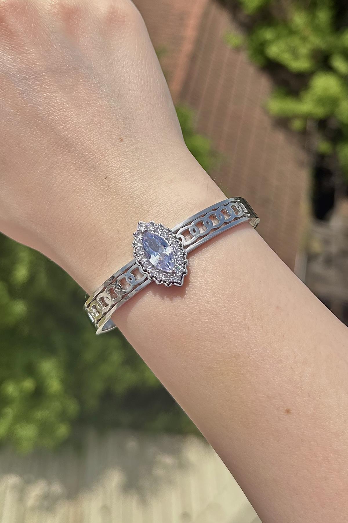 Gümüş Renk Taş Detaylı Çelik Kelepçe Bileklik