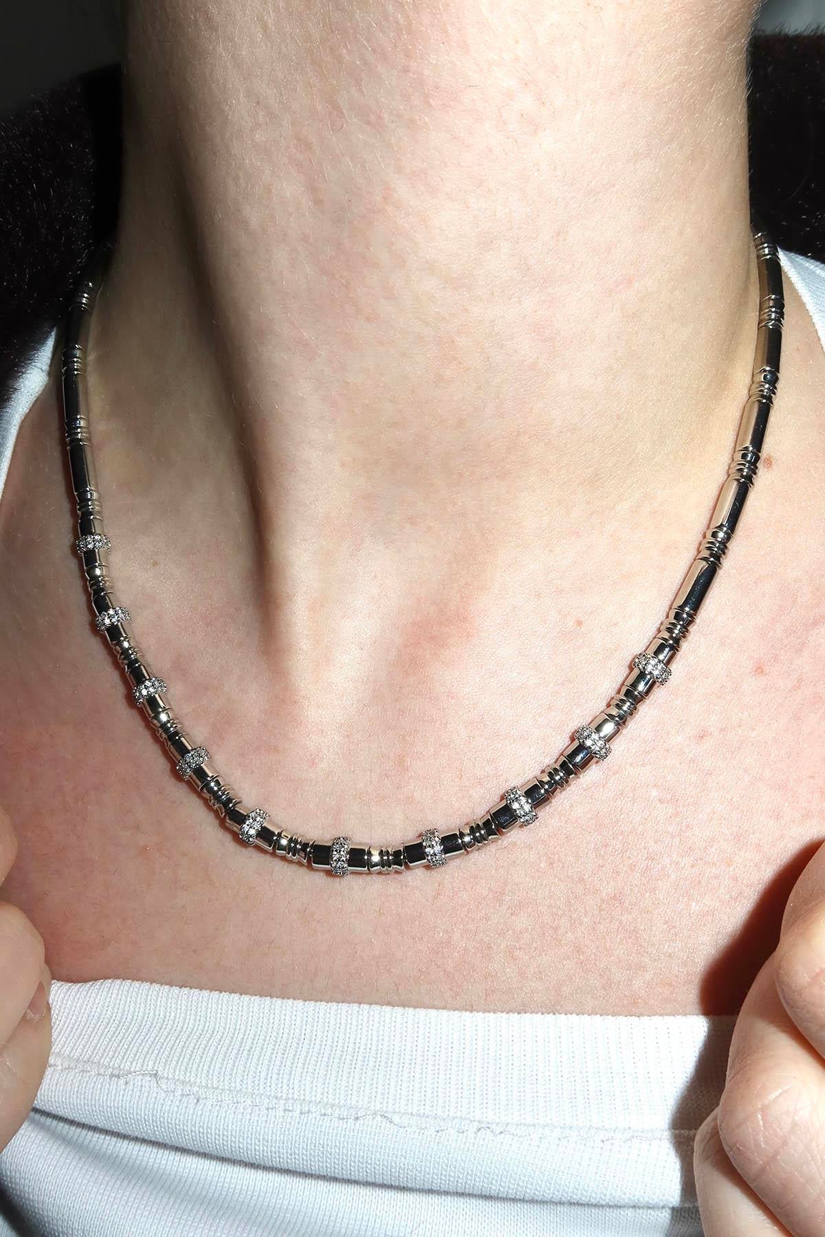 Gümüş Renk Taş Detaylı VİP YSX Kolye