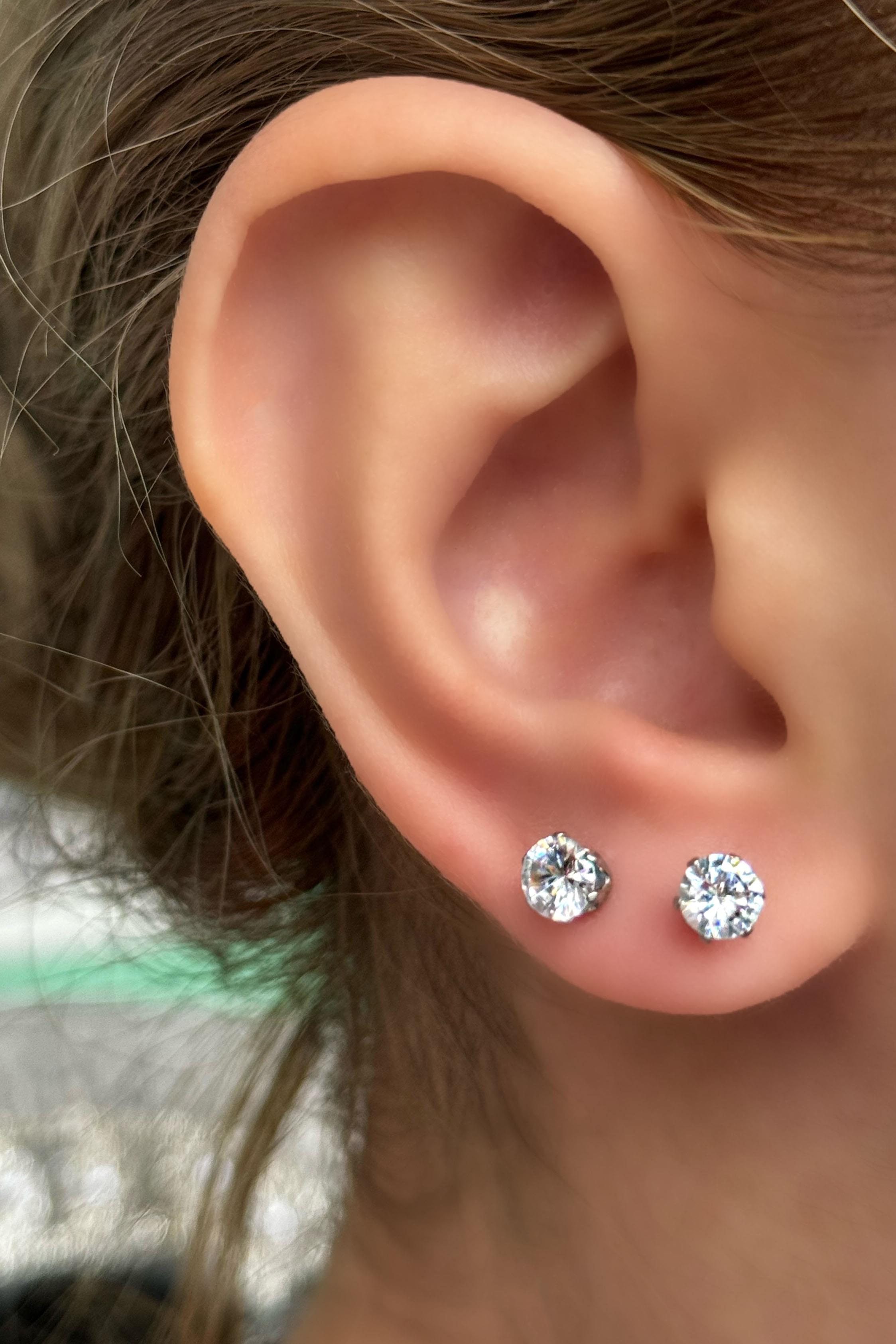 Gümüş Renk Taş Detaylı Çelik Küpe (Çift)