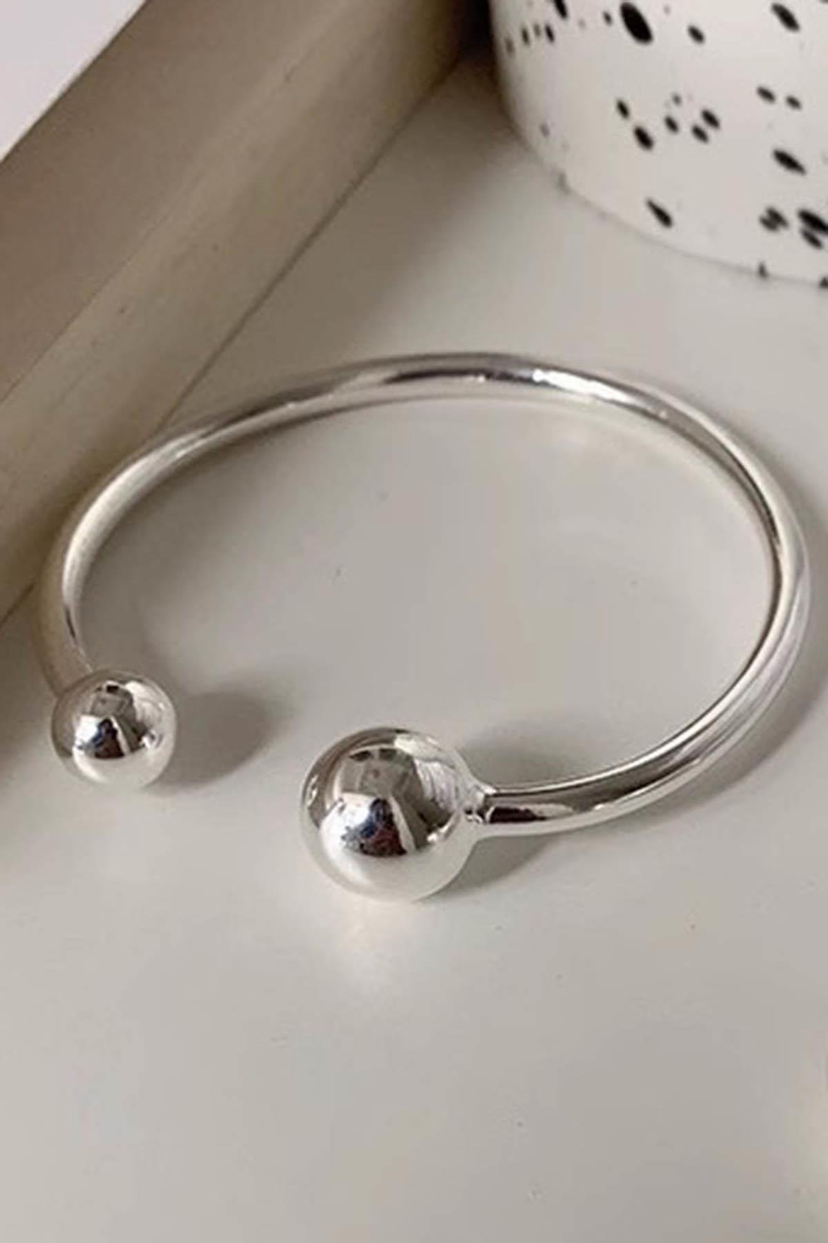 Gümüş Renk Top Detaylı Çelik Kelepçe Bileklik