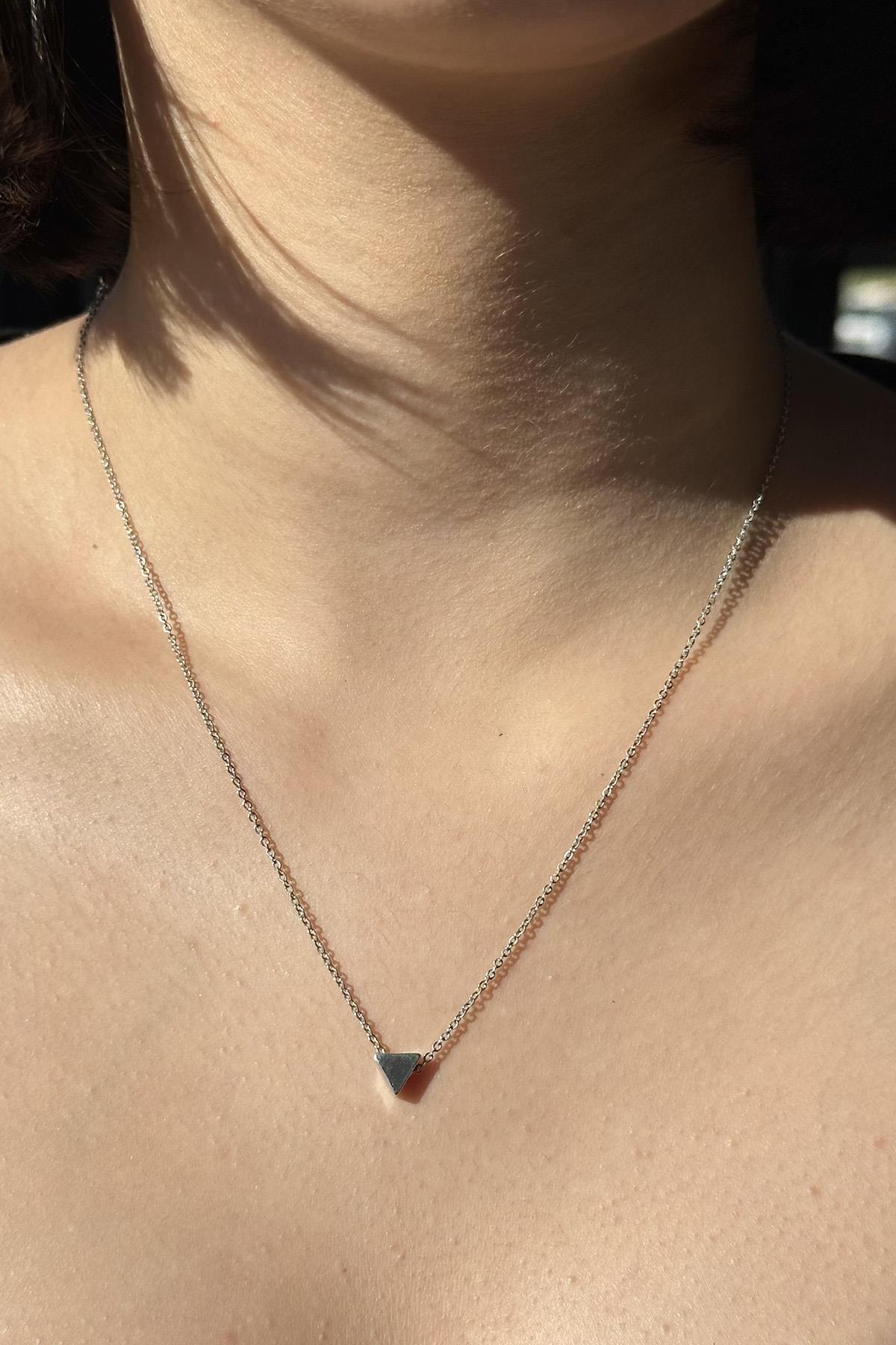 Gümüş Renk Üçgen Figürlü Kolye