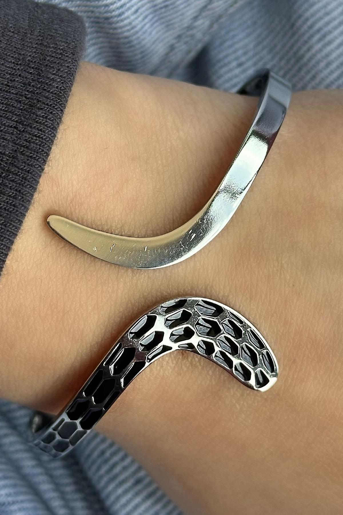 Gümüş Renk Yılan Figürlü Çelik Kelepçe Bileklik