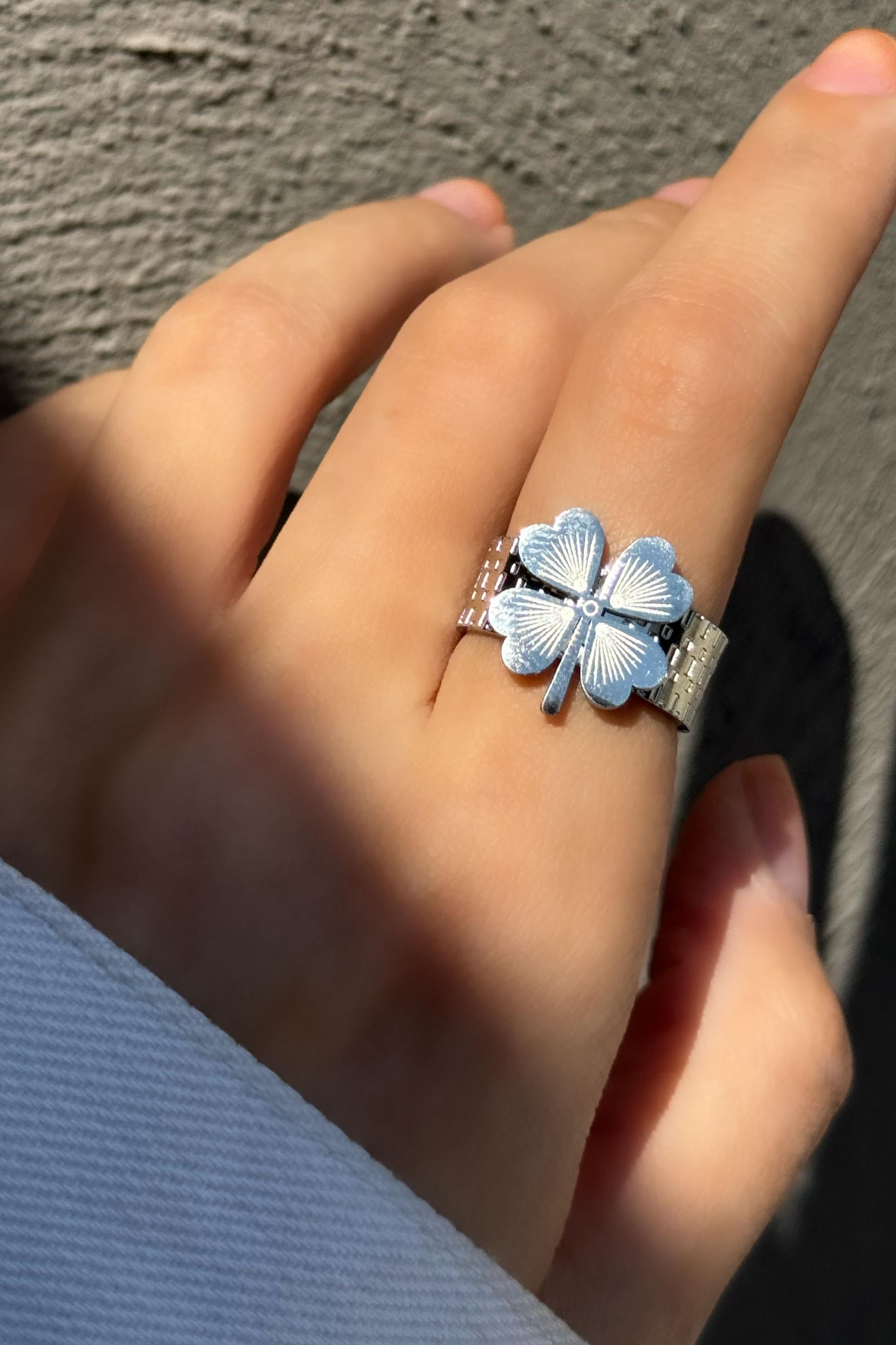 Gümüş Renk Yonca Detaylı Ayarlanabilir Çelik Yüzük