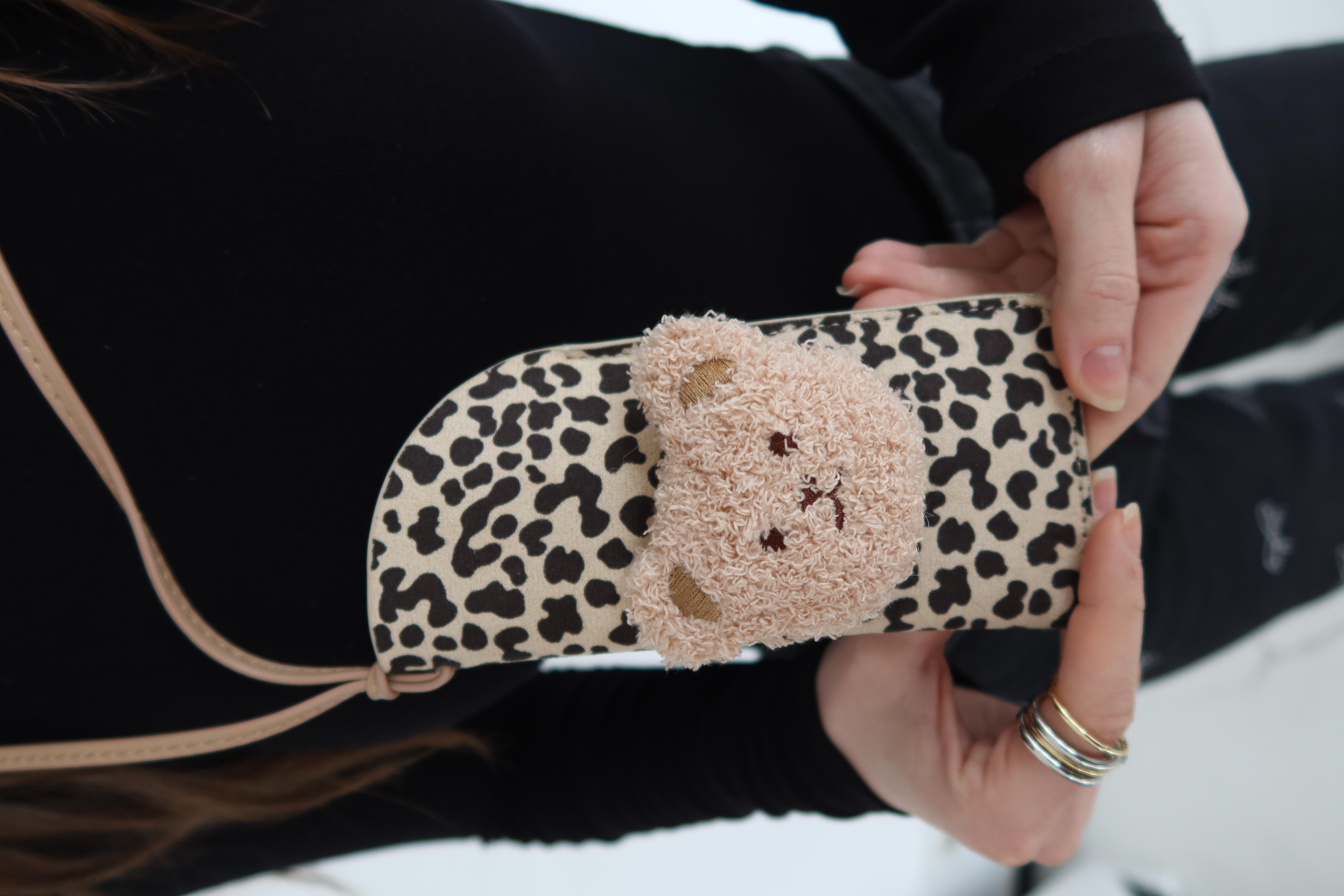 Krem Renk Leopar Desenli Ayıcık Figürlü Boyundan Asmalı Gözlük Kılıfı