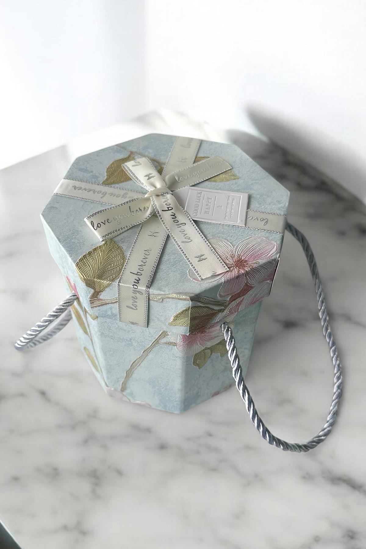 Mavi Renk Çiçek Figürlü Kurdele Detaylı Hediye Kutusu