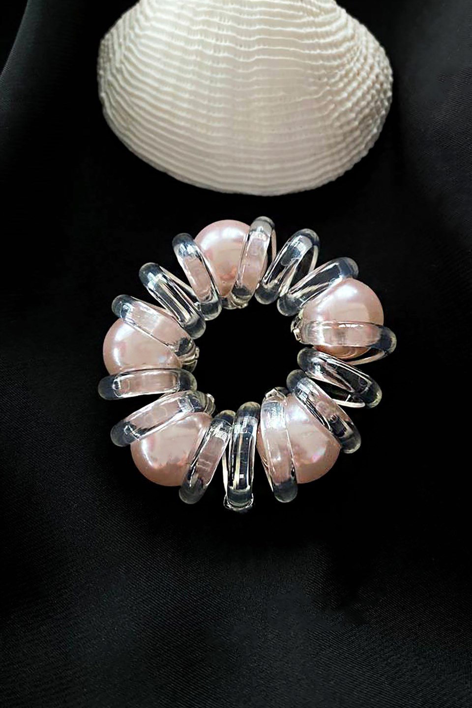 Şeffaf Renk Pembe İnci Detaylı Helezon Lastik Toka