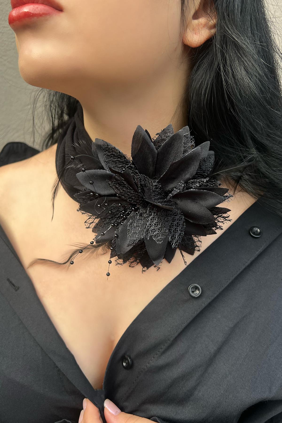 Siyah Renk Çiçek Detaylı Boyun Aksesuarı