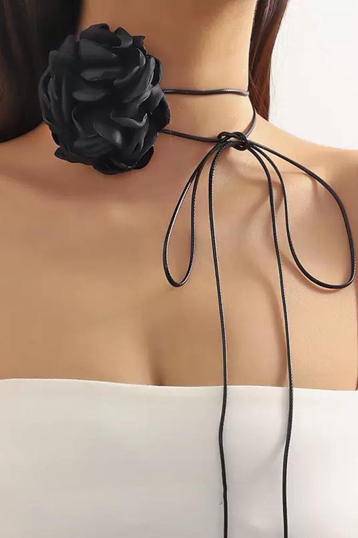 Siyah Renk Gül Detaylı İpli Choker Kolye