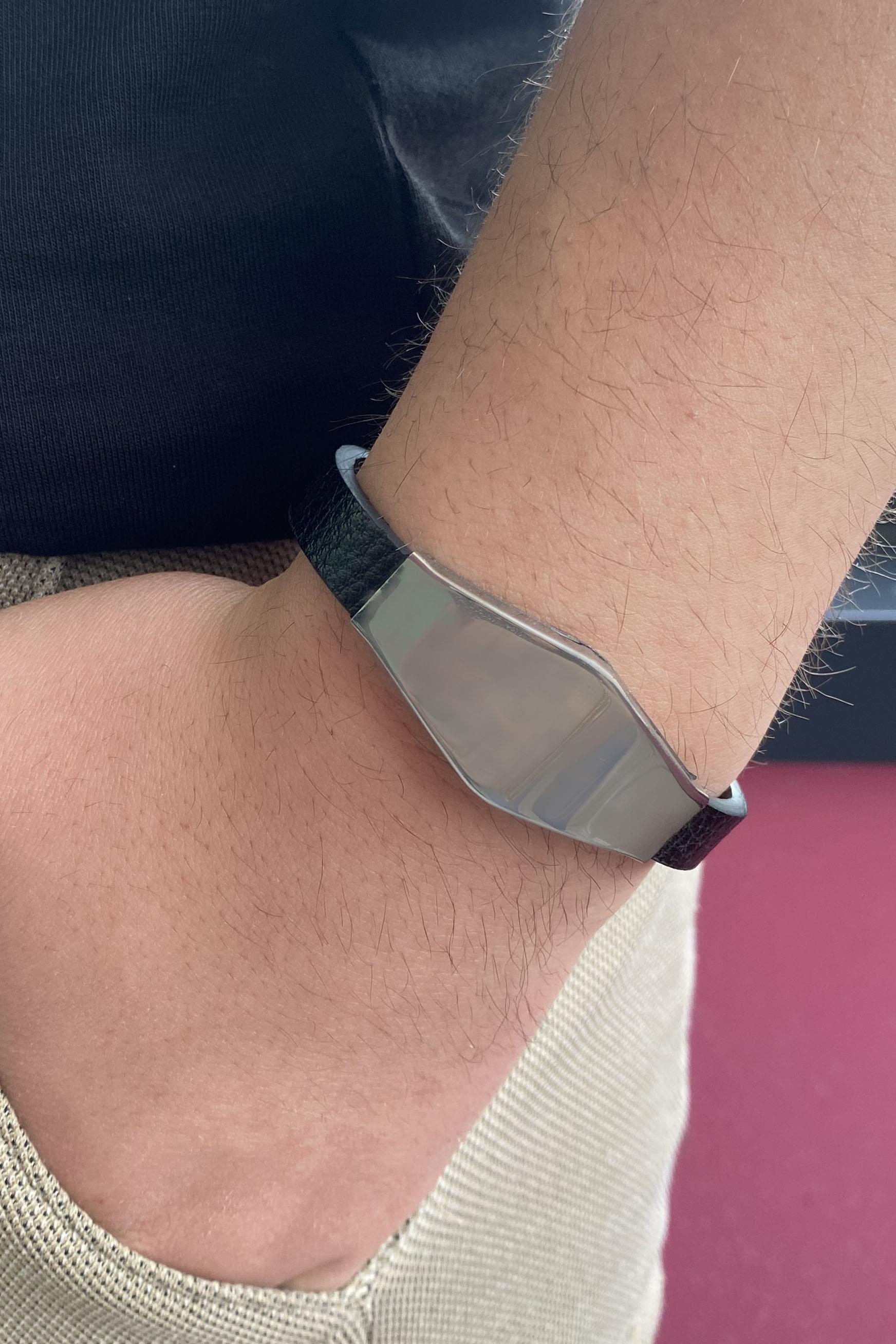 Siyah Renk Metal Detaylı Çelik Bileklik 