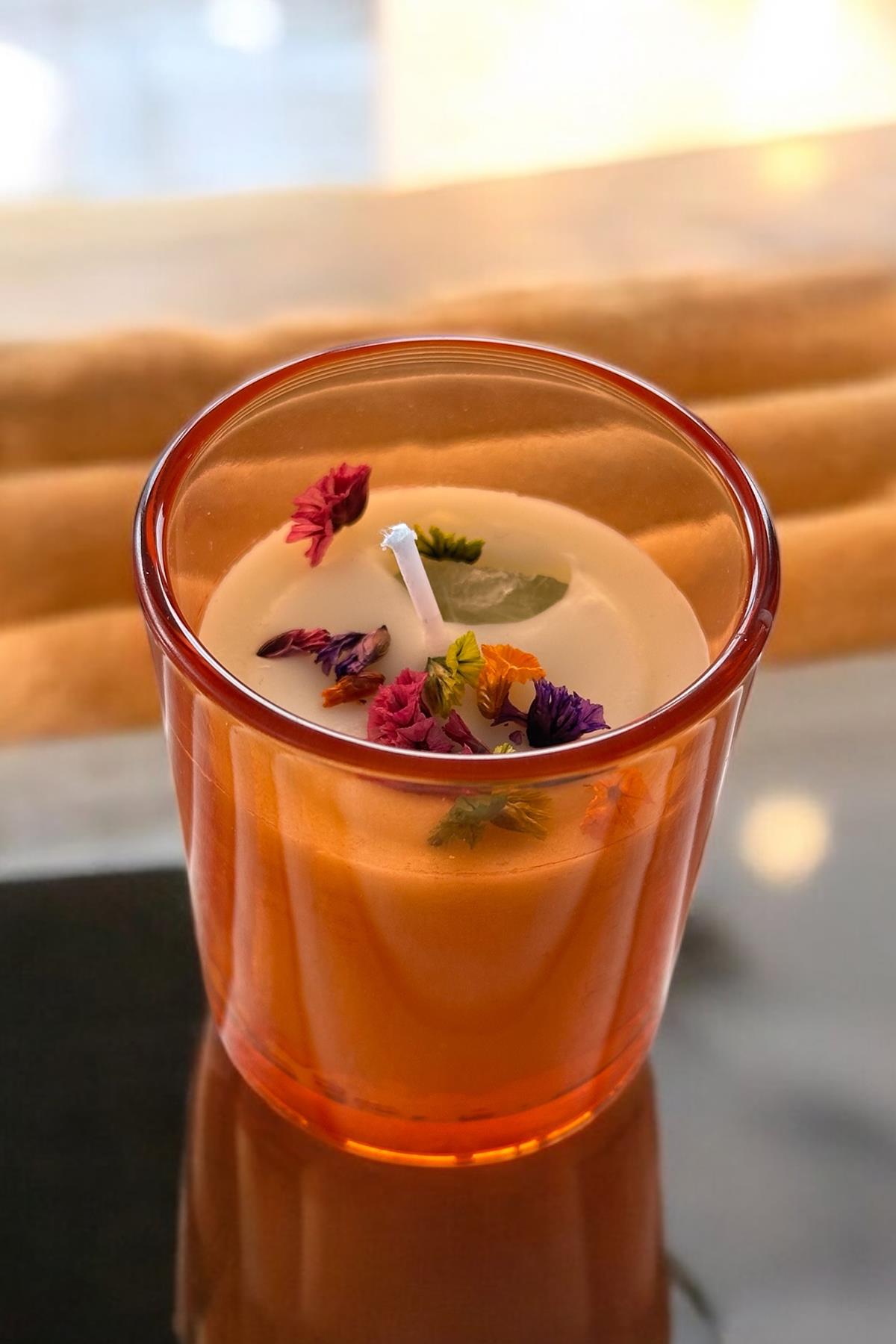 Turuncu Renk Kuru Çiçek Detaylı Mum