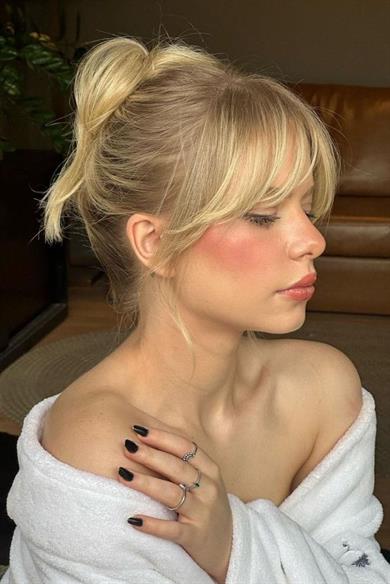 Ko‘kraklari chuqur dekoltesidan tushib ketdi.